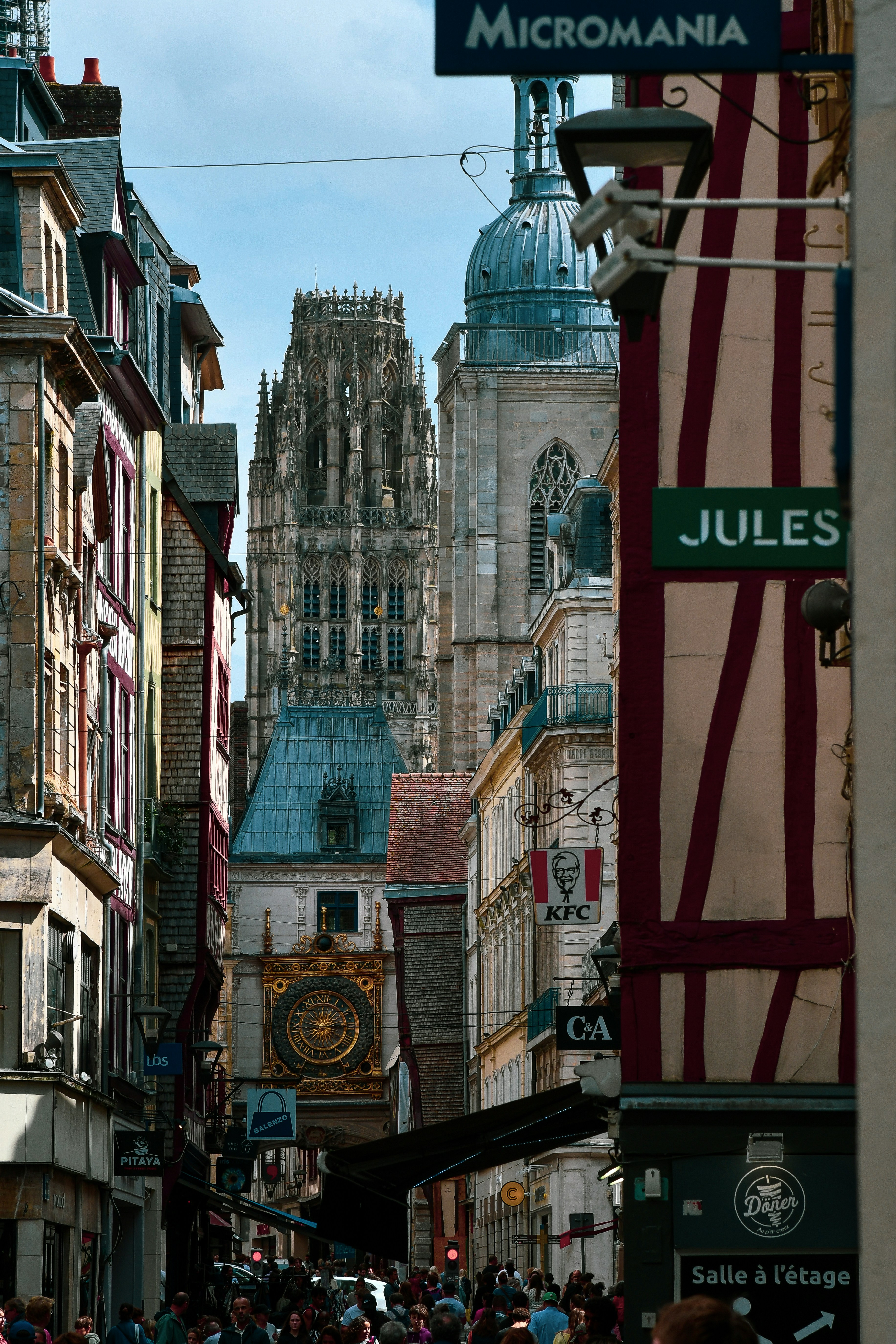 Der astronomische Uhrturm Gros-Horloge in Rouen, Frankreich, von einer engen Straße aus betrachtet