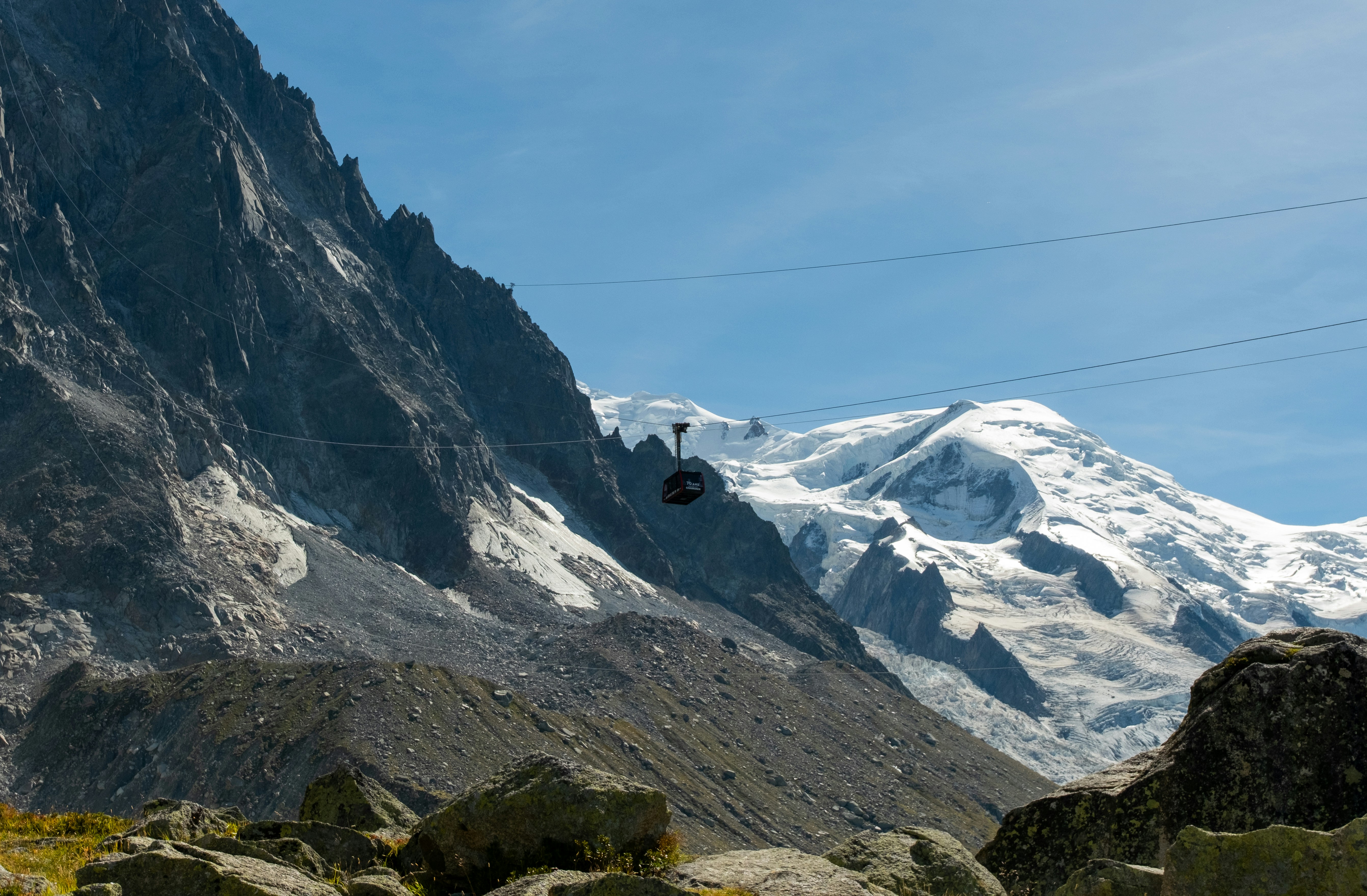 Le massif du Mont-Blanc enneigé