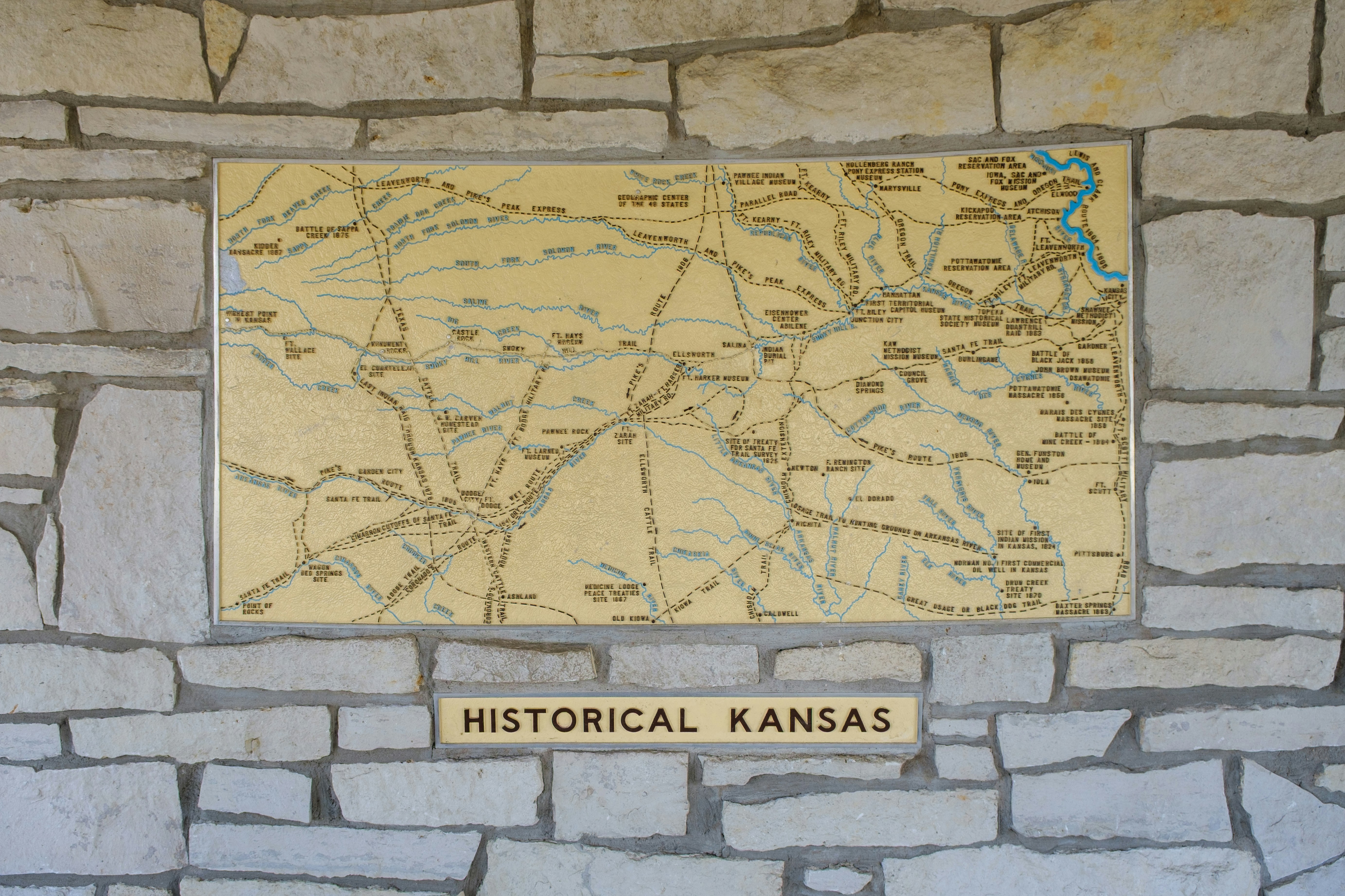 Um mapa histórico do Kansas montado em uma parede rústica de calcário