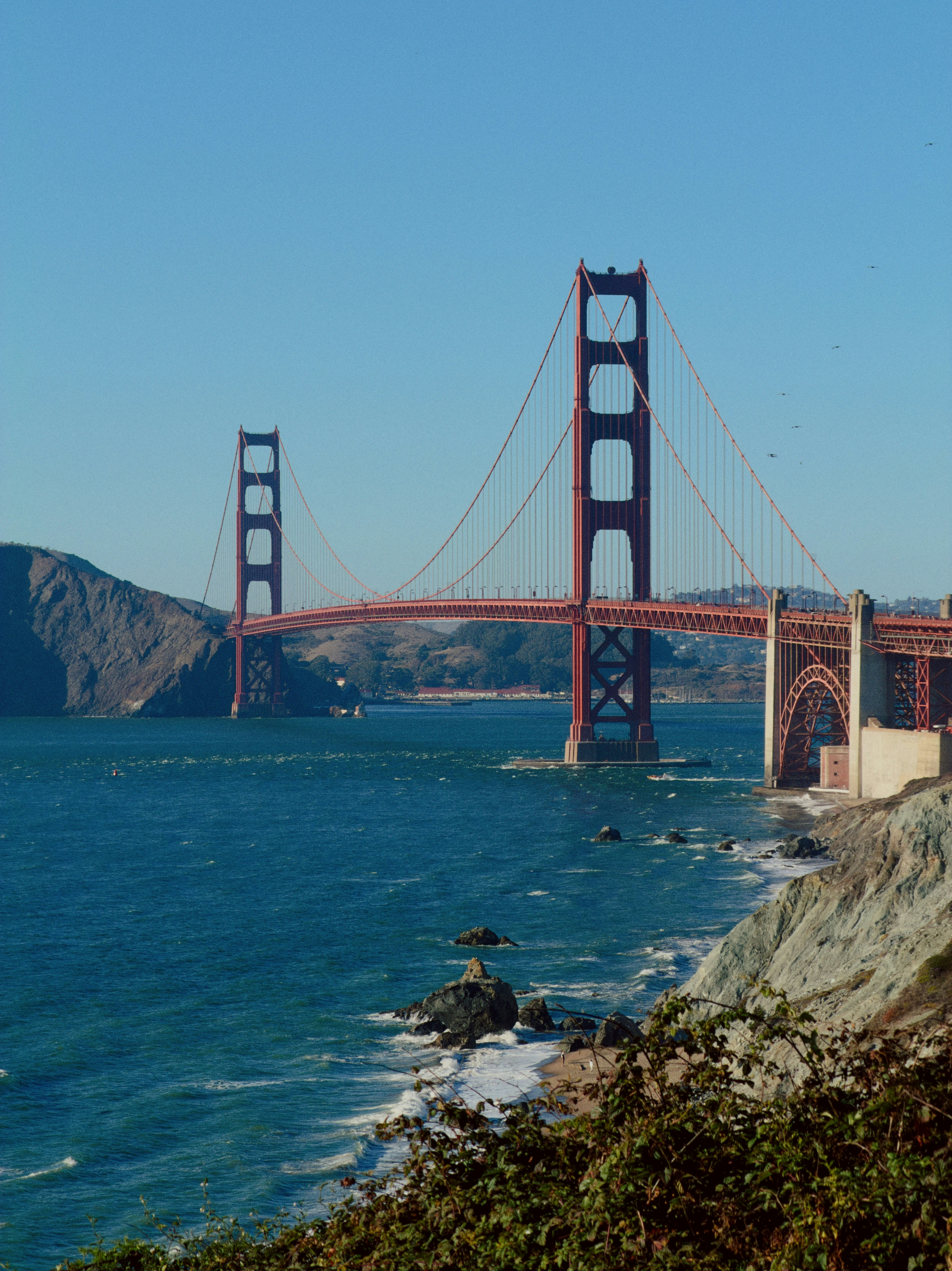 Le pont Golden Gate enjambe les eaux bleues de la baie de San Francisco