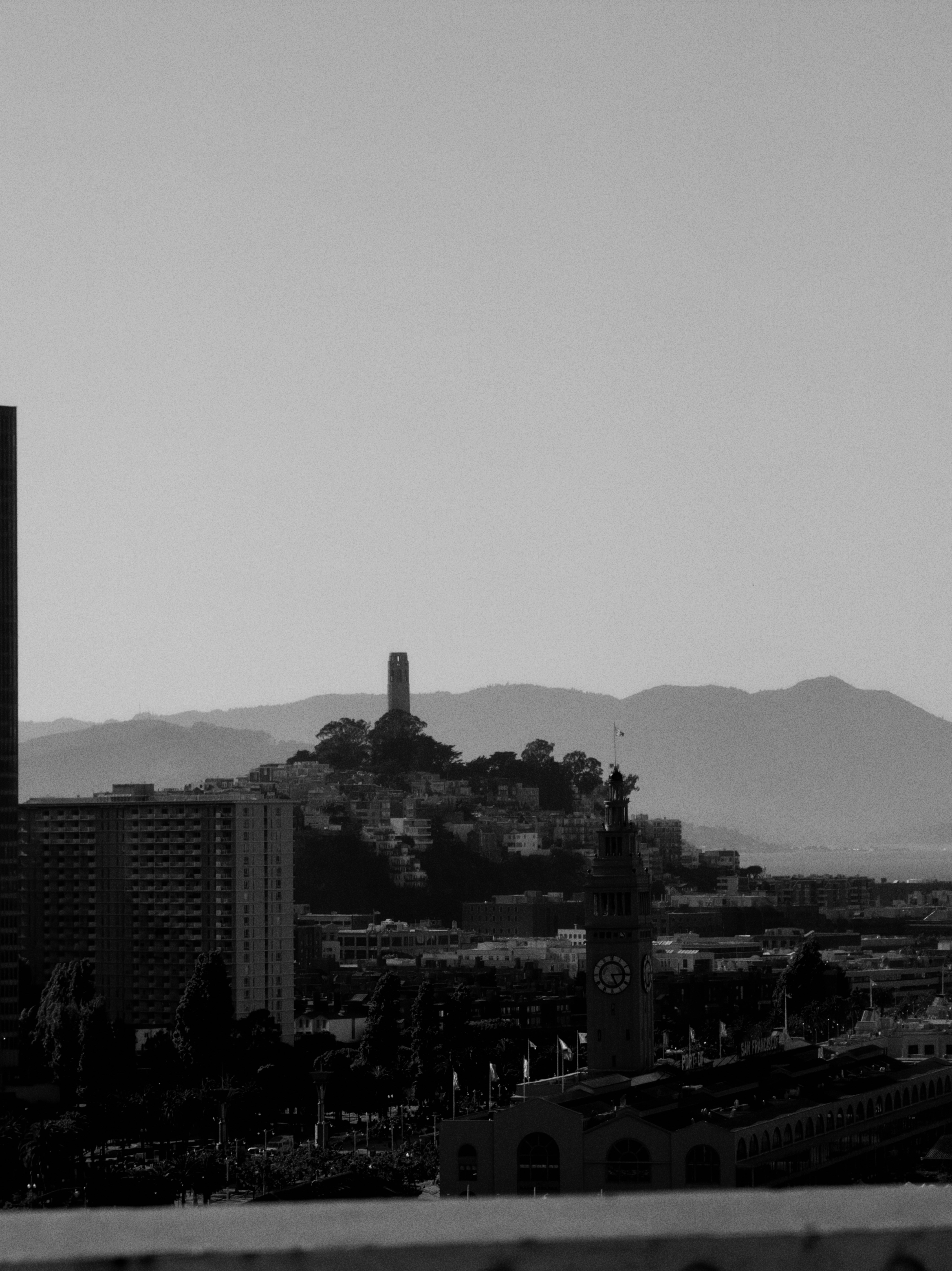 Coit Tower et le Ferry Building à San Francisco sous un ciel dégagé