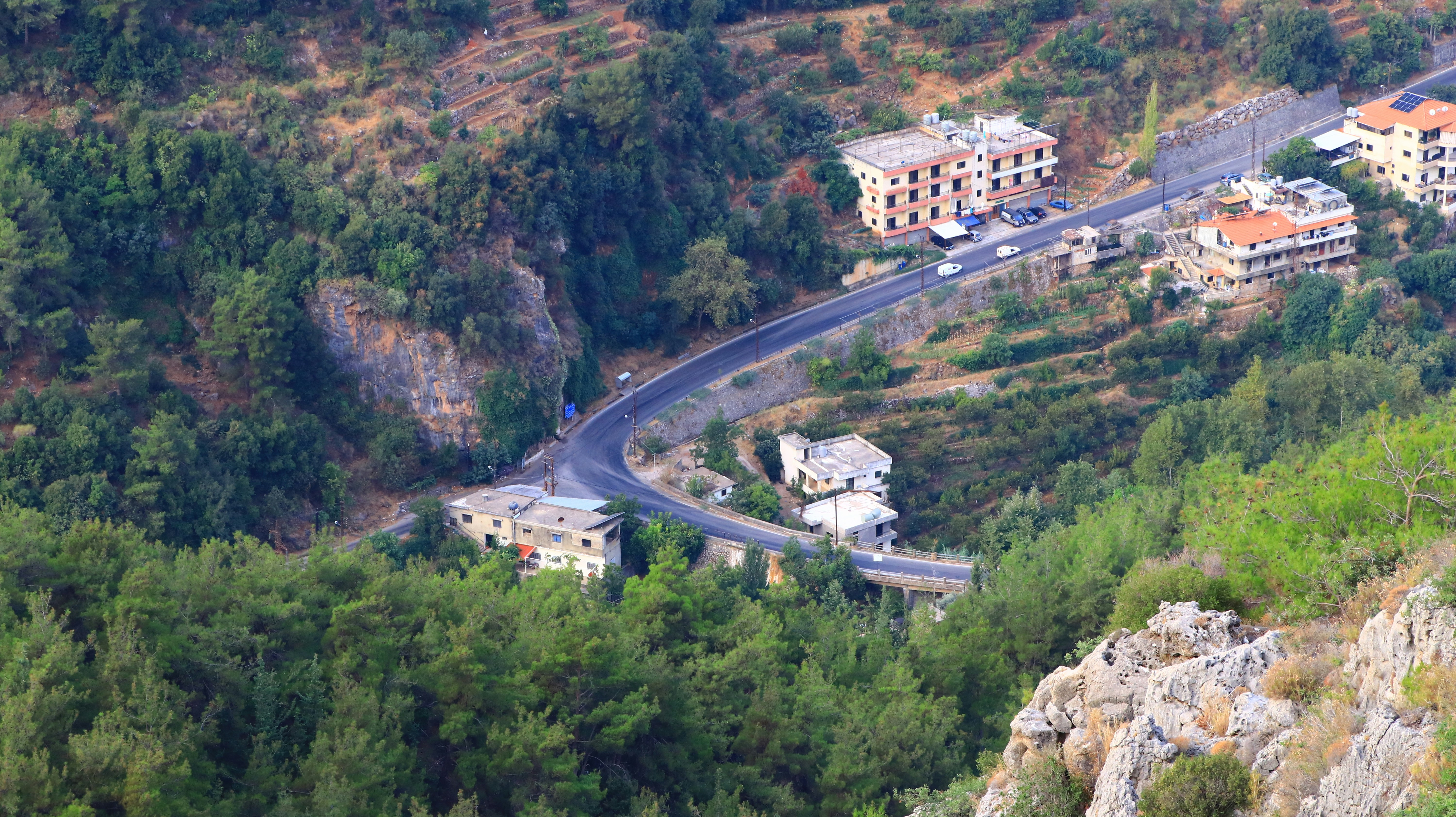 Carretera sinuosa a través de un valle boscoso - Foto gratuita en Unsplash