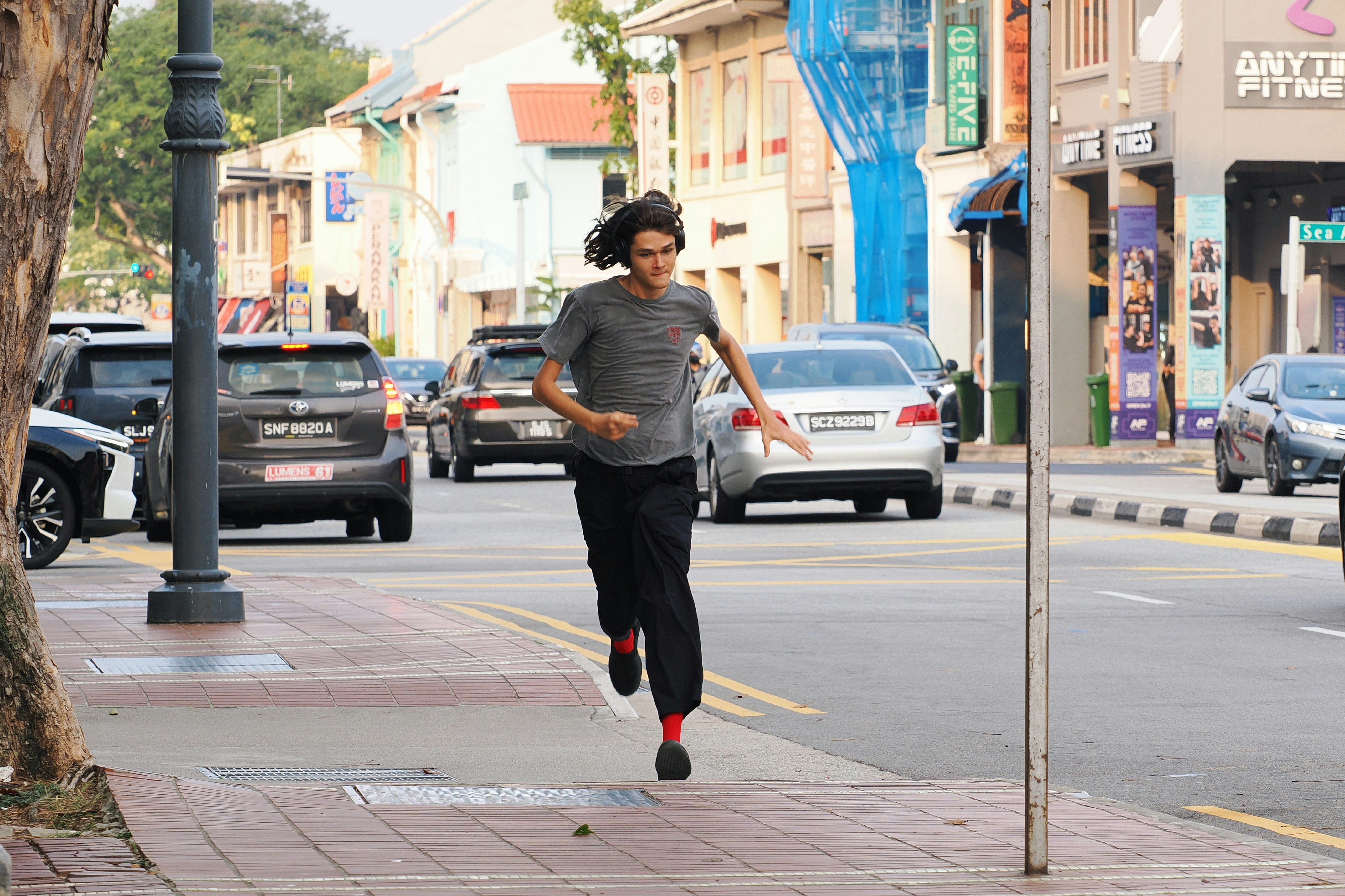 Corredor entrenando por las calles de la ciudad
