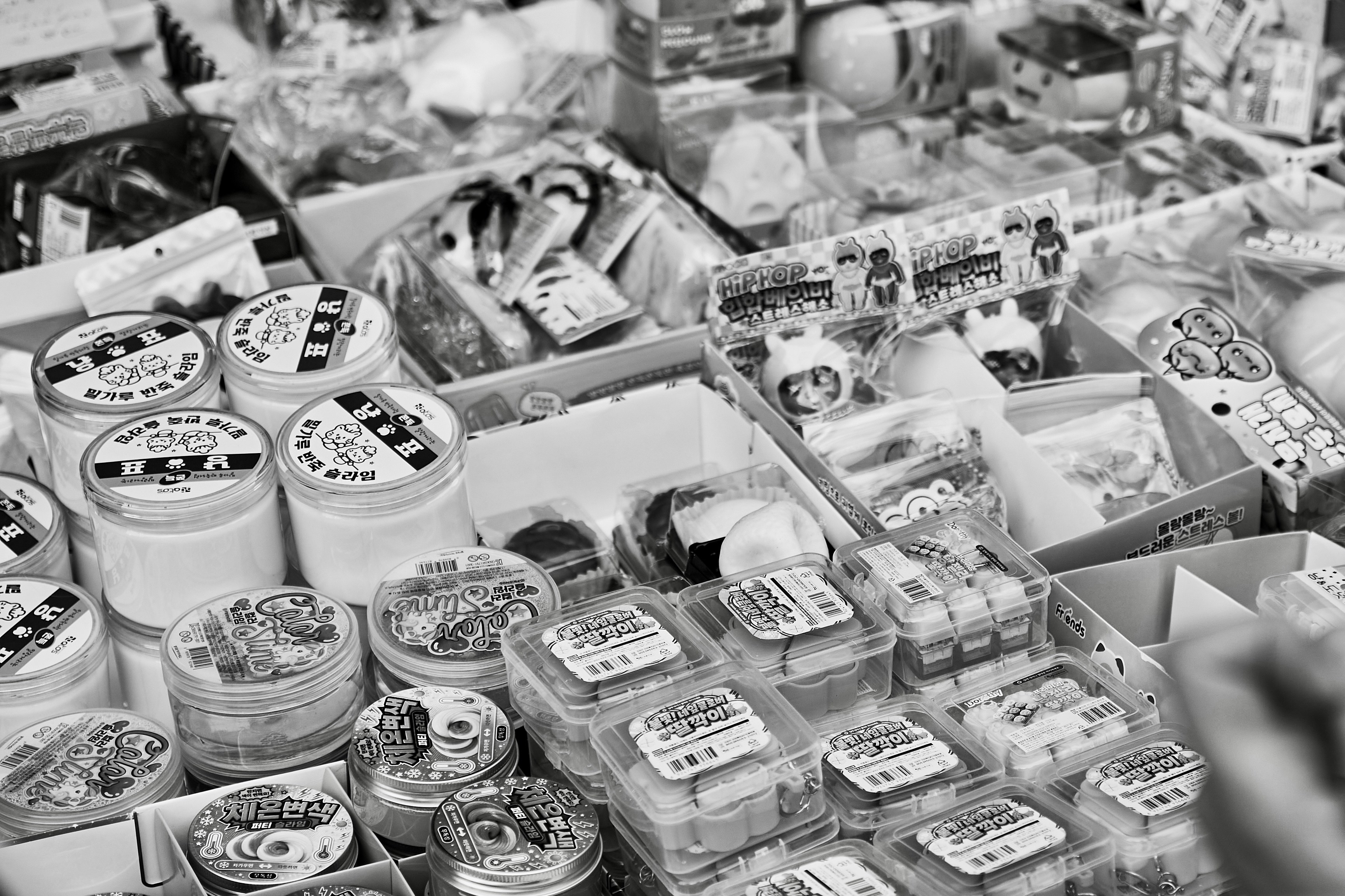 Des pots de slime et des boîtes de jouets sur une table