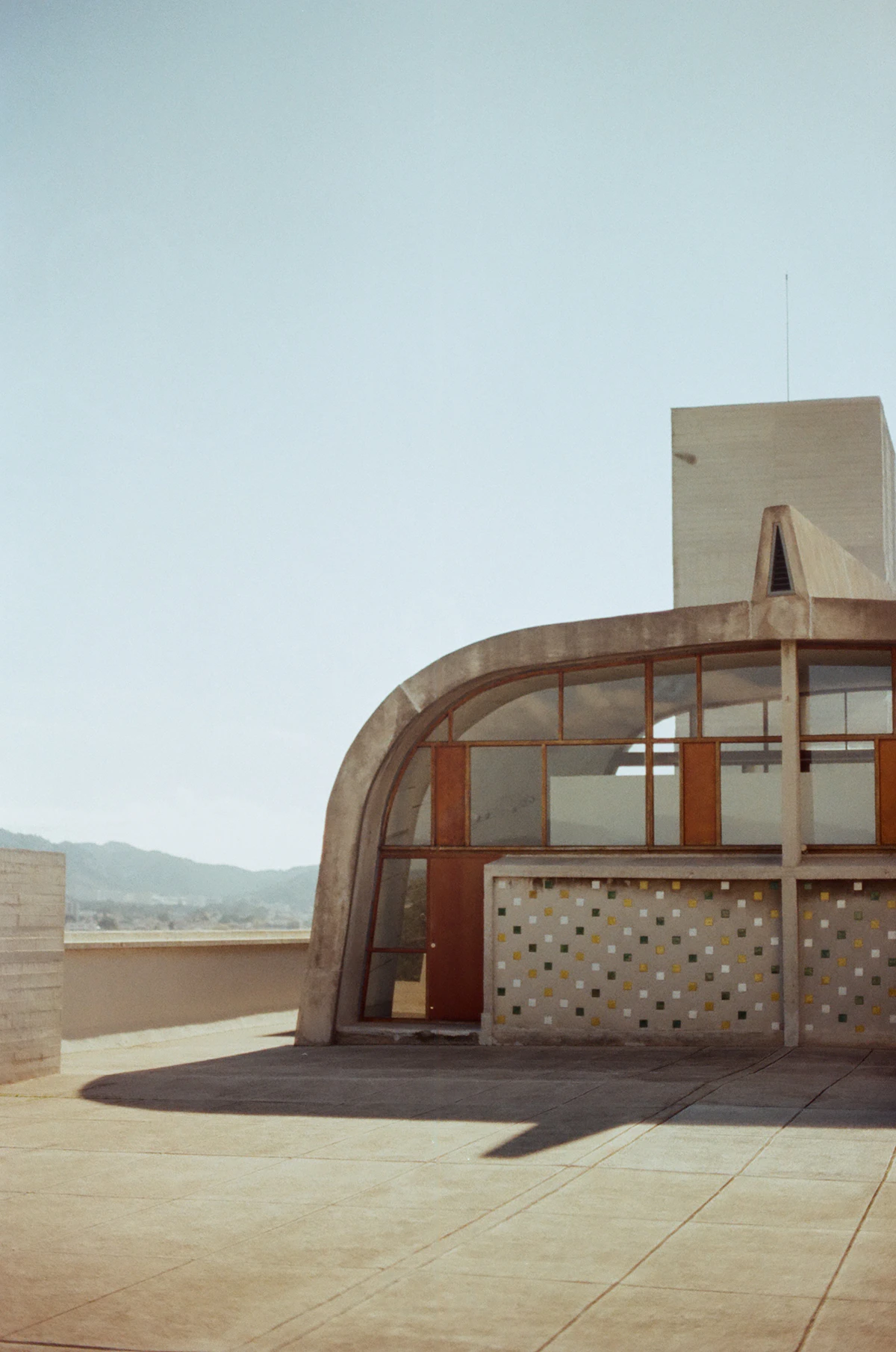 Edificio in cemento con tetto curvo