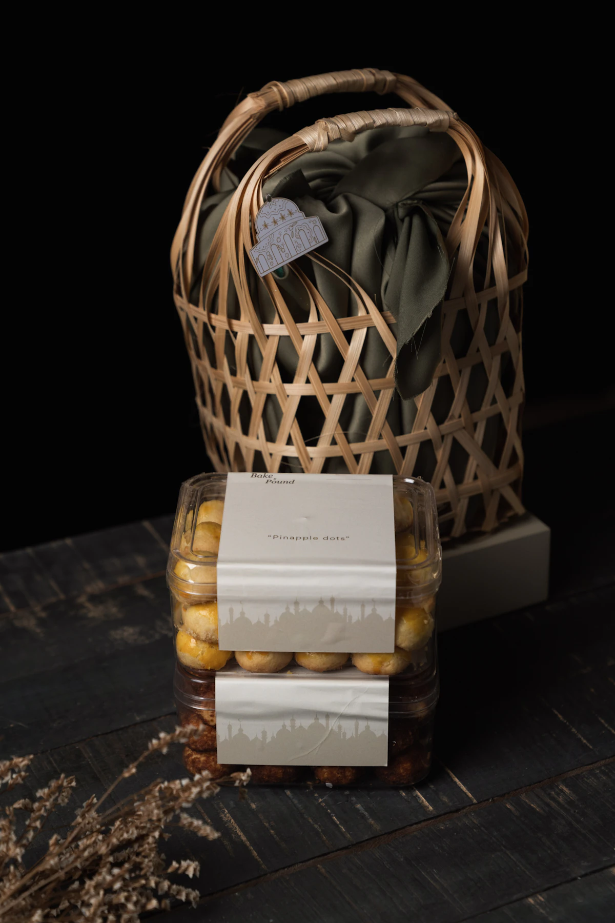 Kue kering dalam wadah dan keranjang bambu, produk makanan rumahan.