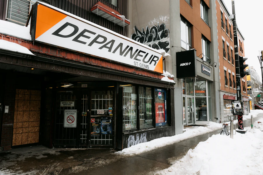 Devanture d'un dépanneur à Montréal en hiver