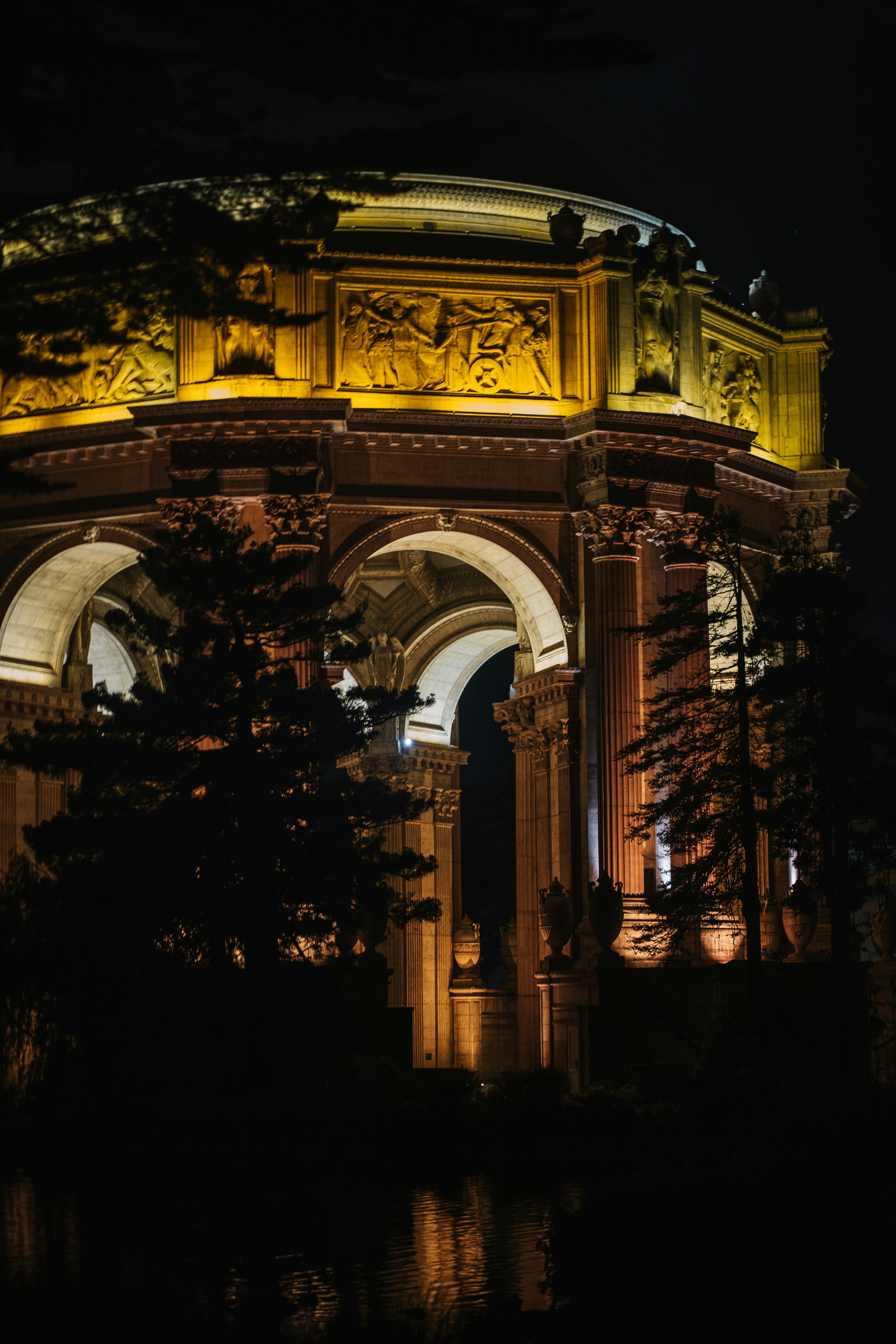 Der Palace of Fine Arts wird nachts in San Francisco erleuchtet