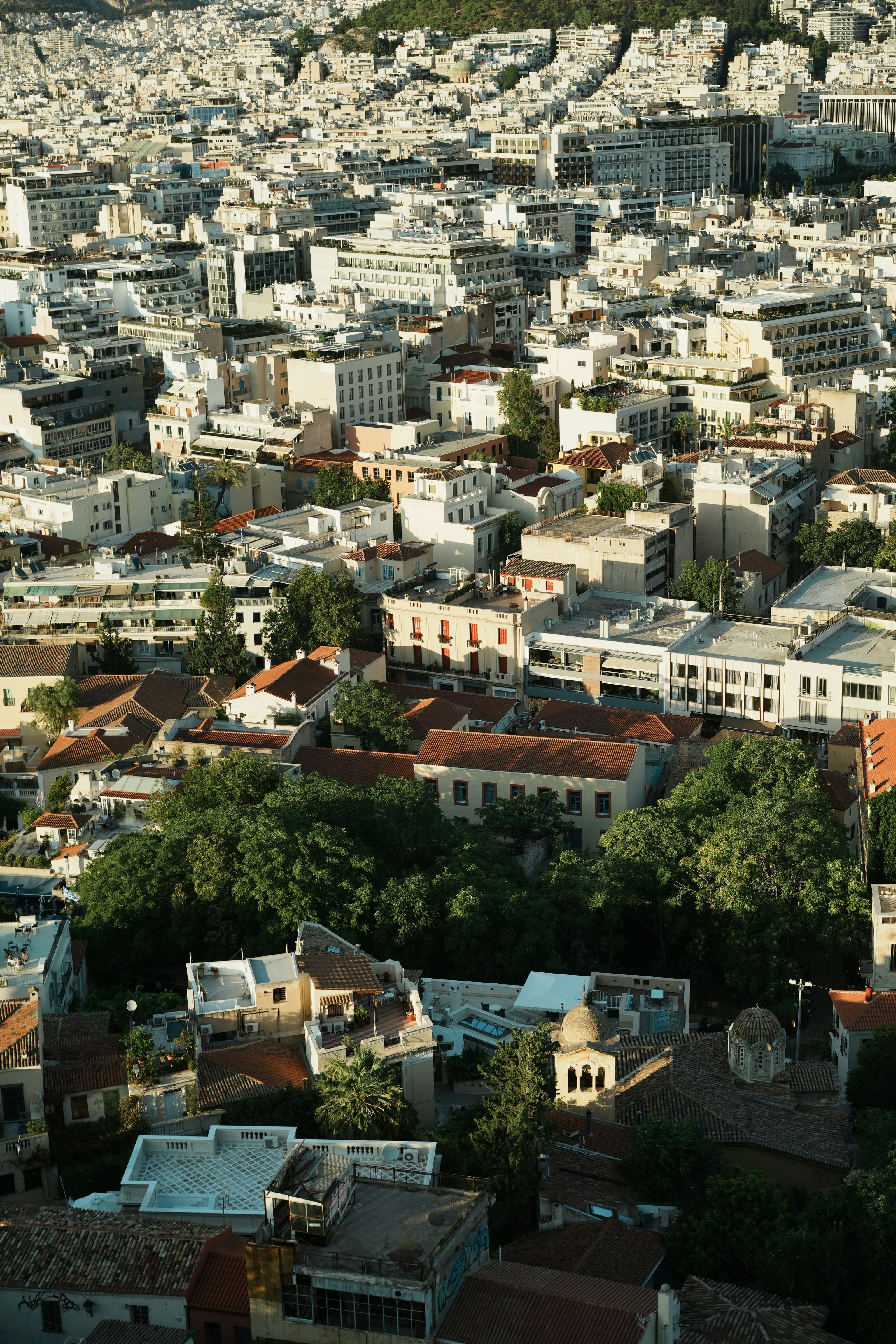 ギリシャ・アテネの密集した都市建築とテラコッタ屋根の空撮図