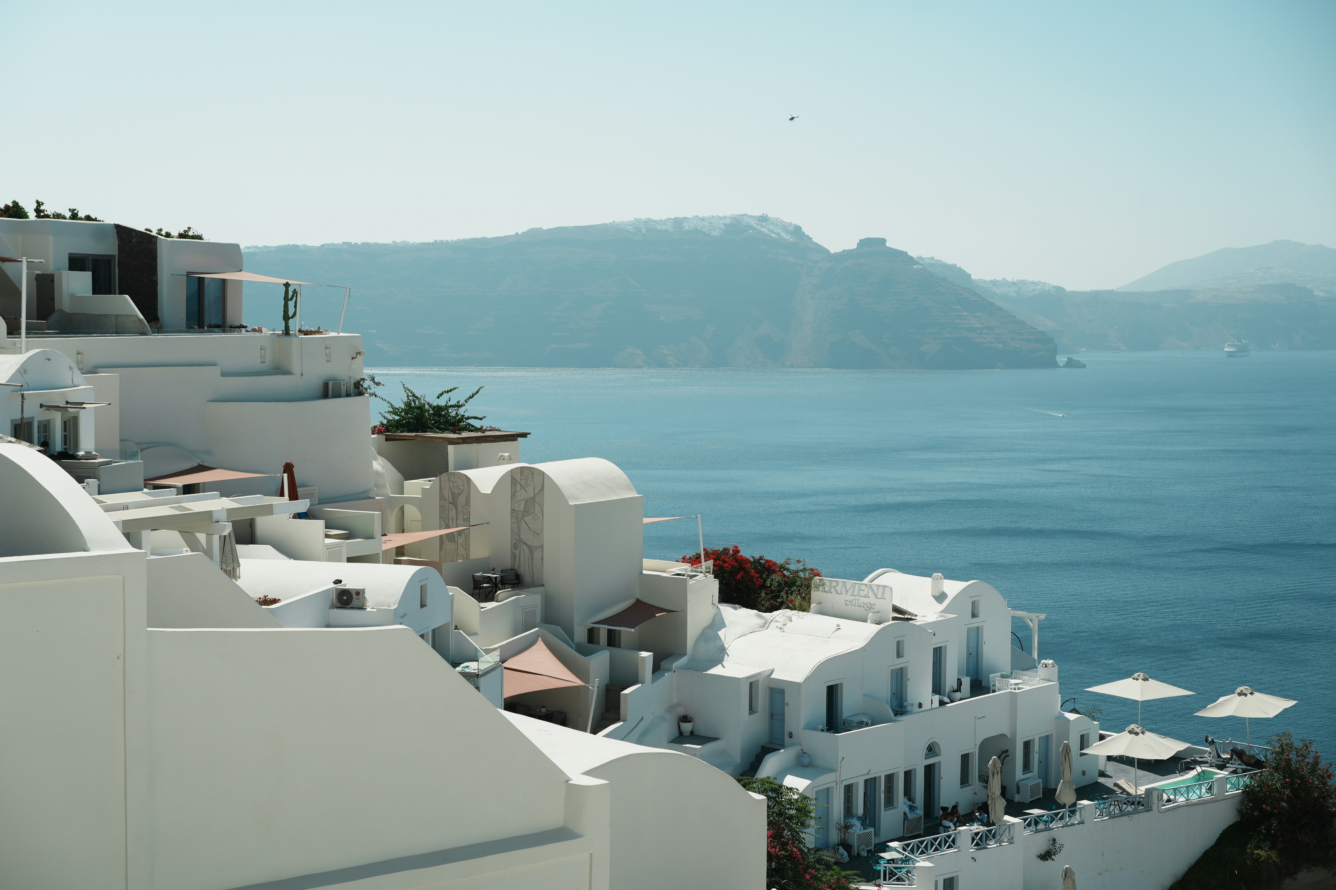 ギリシャ・サントリーニの青いエーゲ海を見下ろすアーチ型屋根の白い建物