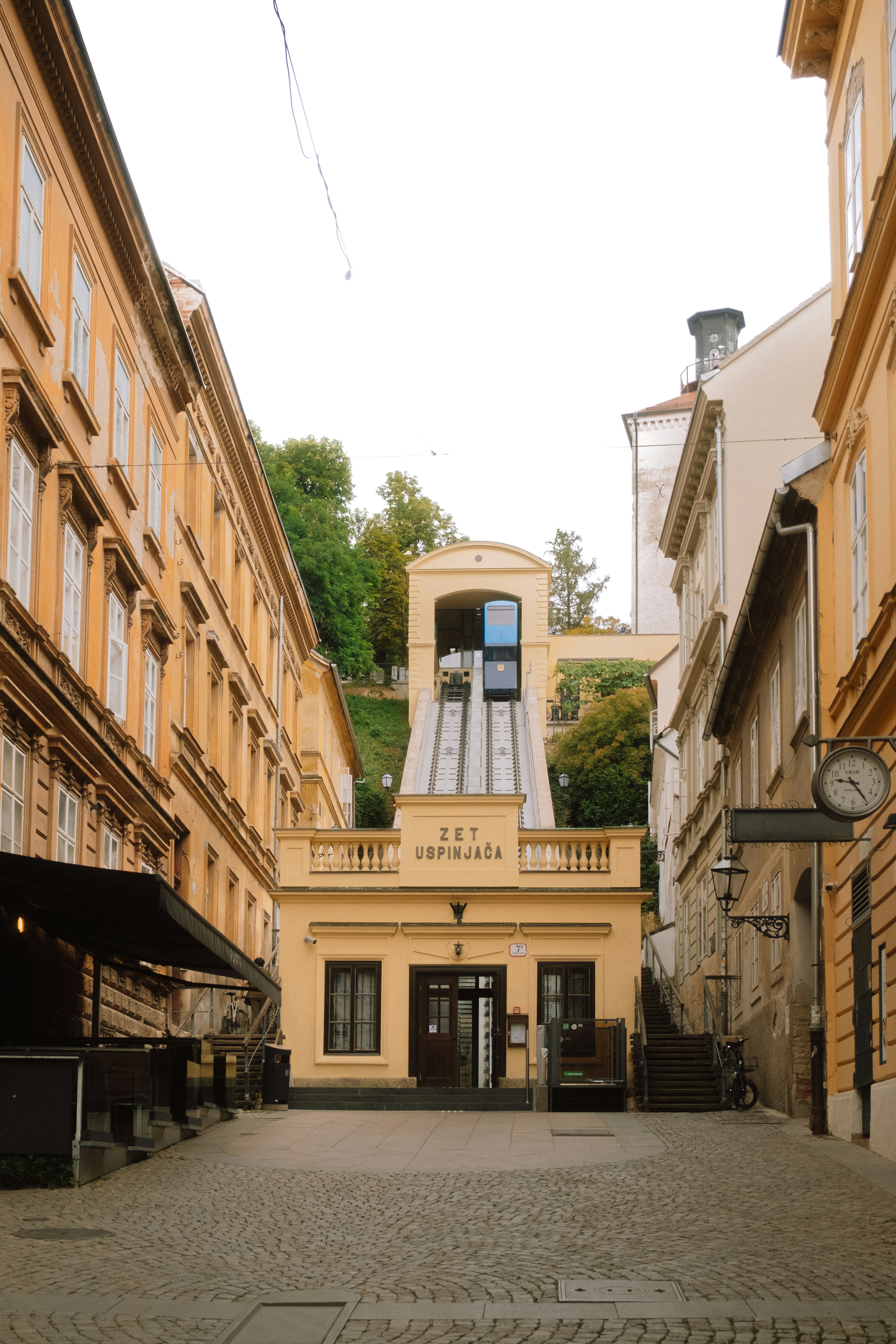 O funicular azul na estação ZET Uspinjača em Zagreb, Croácia