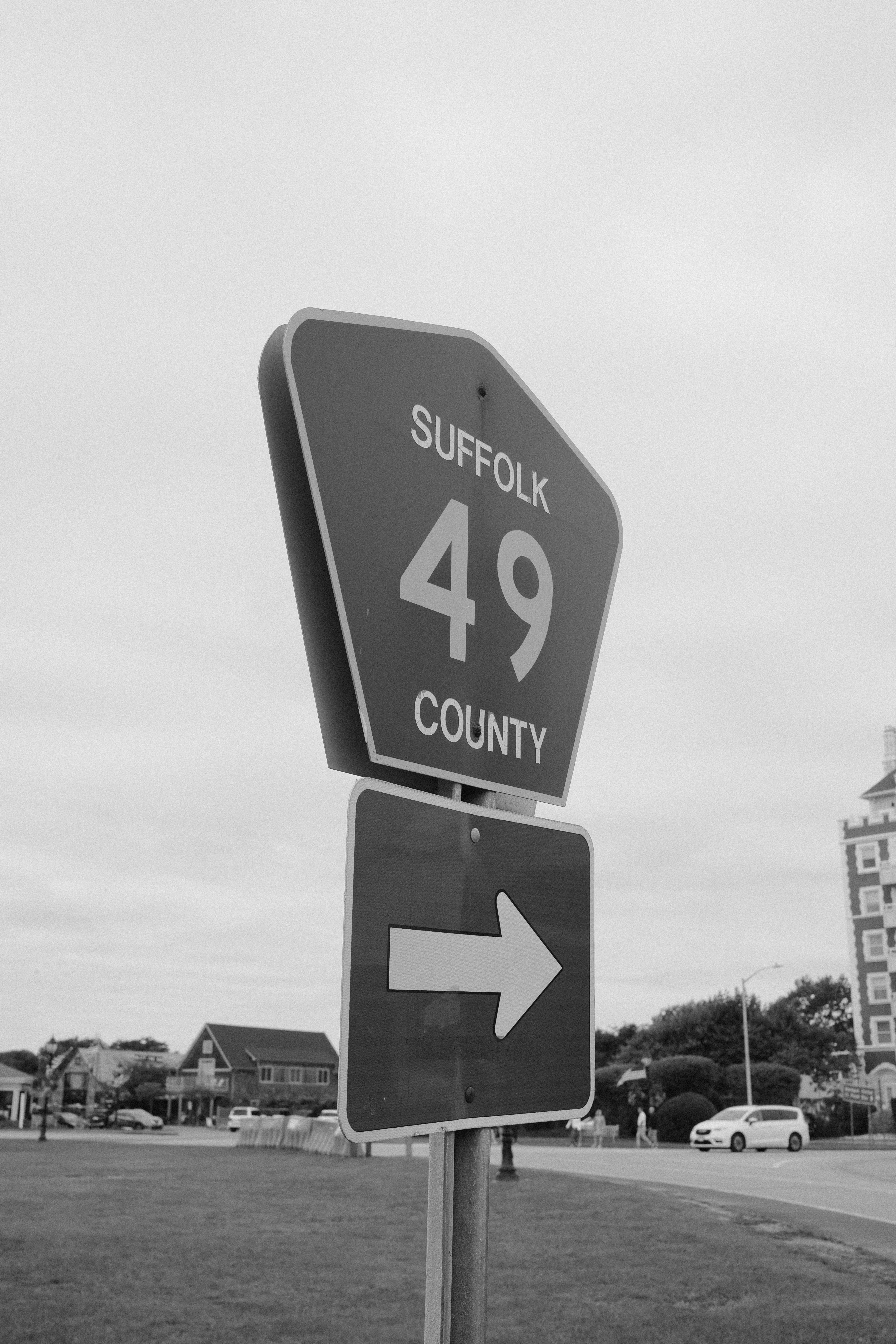 Uma placa de trânsito para a Suffolk County 49 com uma seta branca apontando para a direita