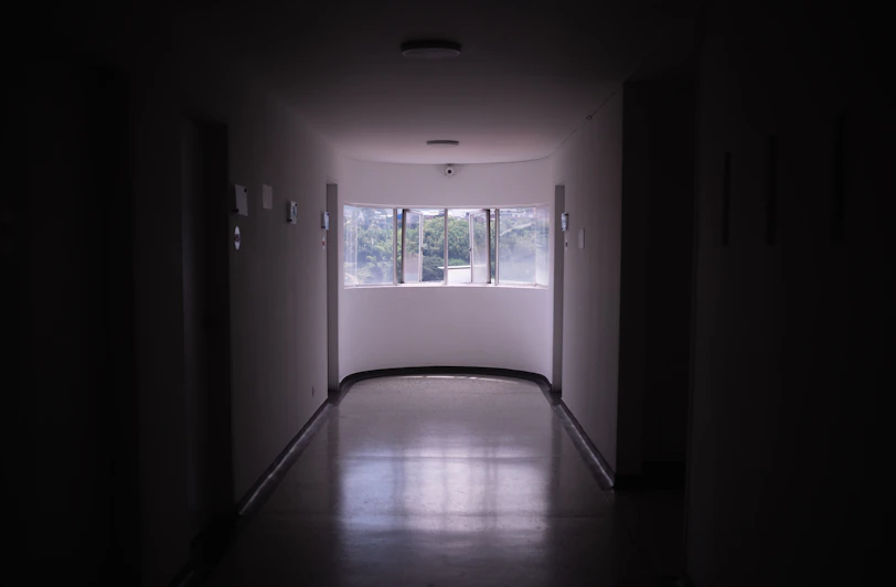 Couloir sombre, image d'illustration, affaire de l'Alpine Manor à Walker, dans le Michigan