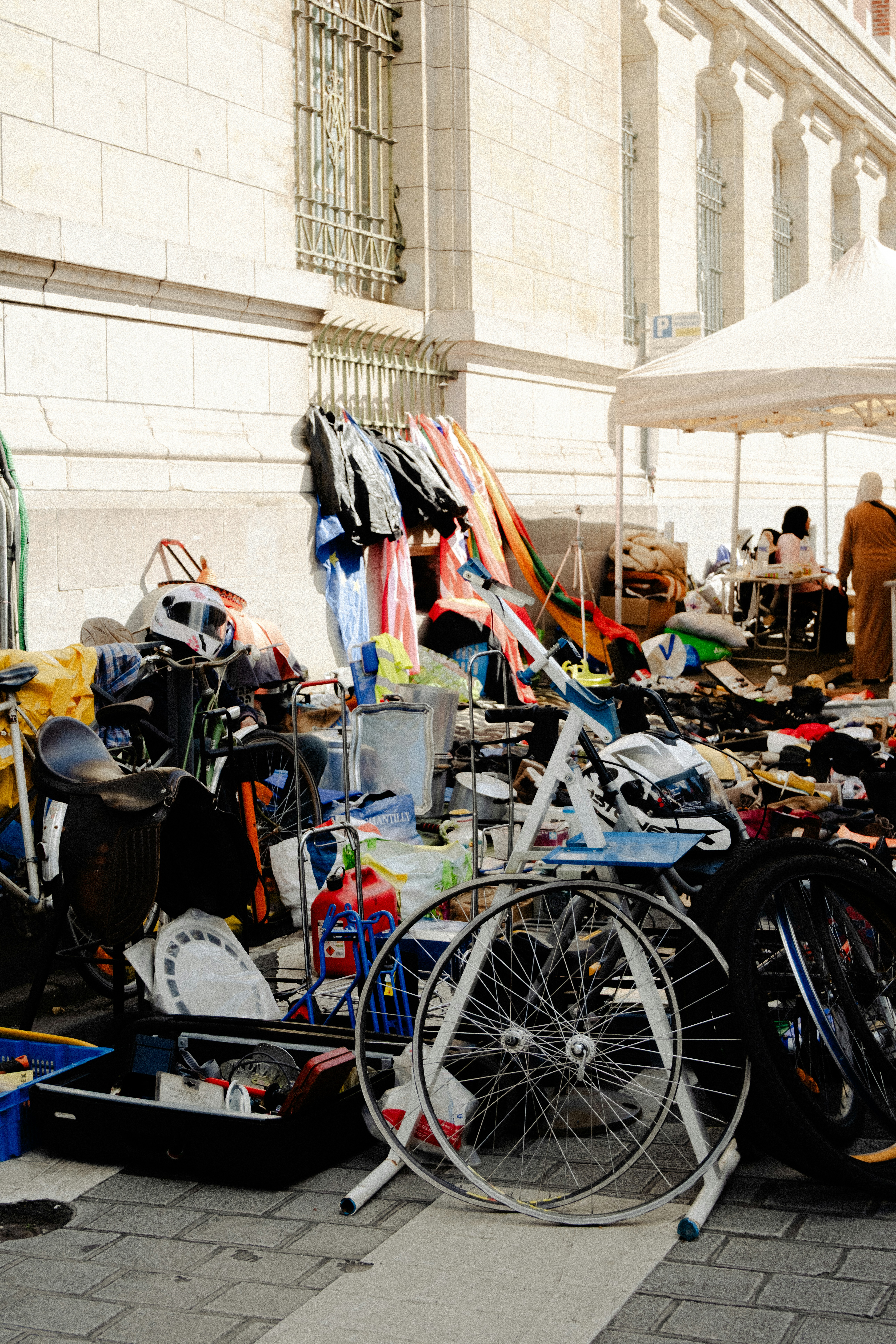 Vélos et trouvailles sur un marché aux puces