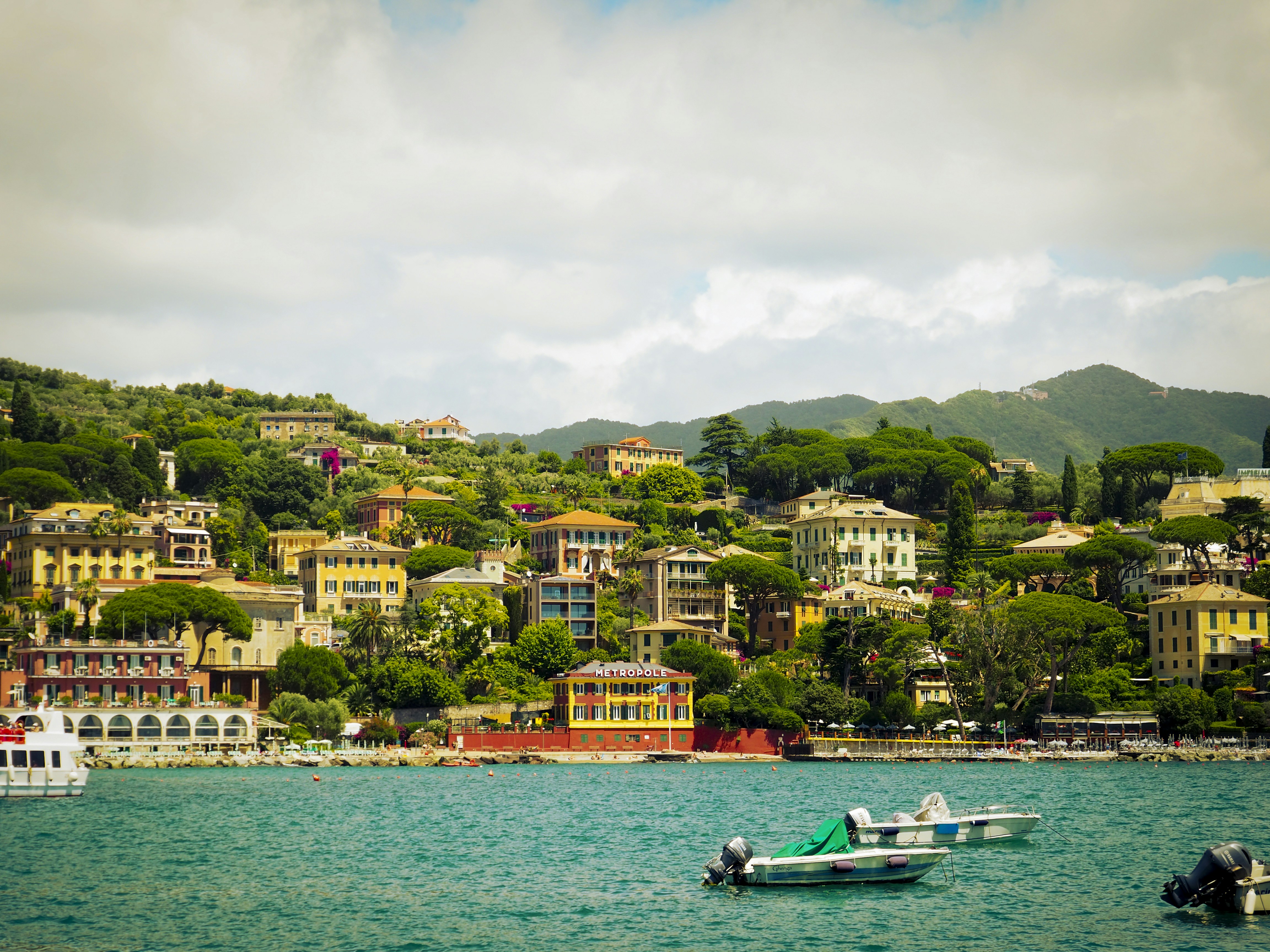 Boats on the turquoise water before the colorful buildings of Santa Margherita Ligure