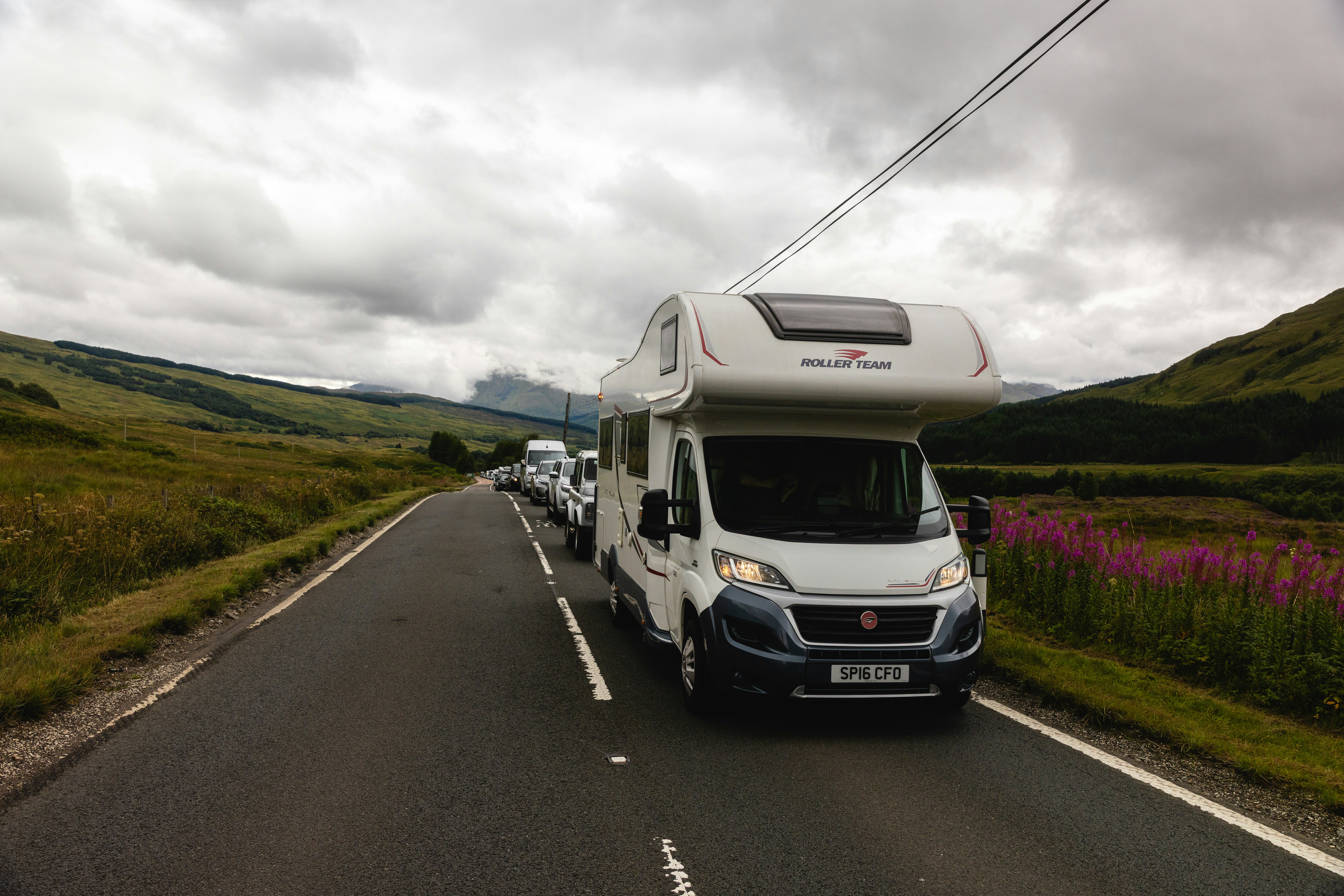 Camping-car blanc roulant sur une route de campagne (photo d’illustration)
