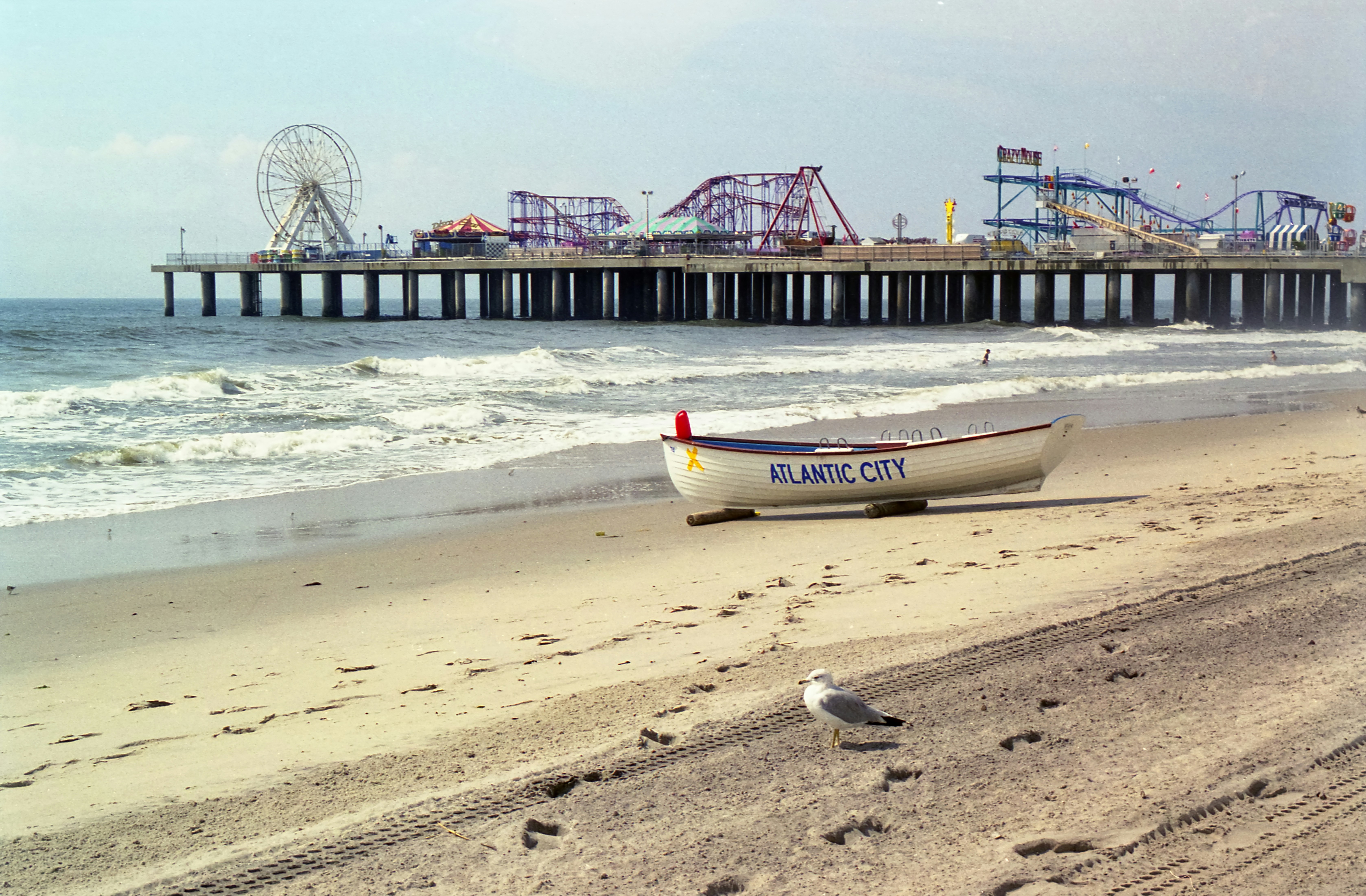 Un bote socorrista blanco en la arena frente al muelle de Atlantic City