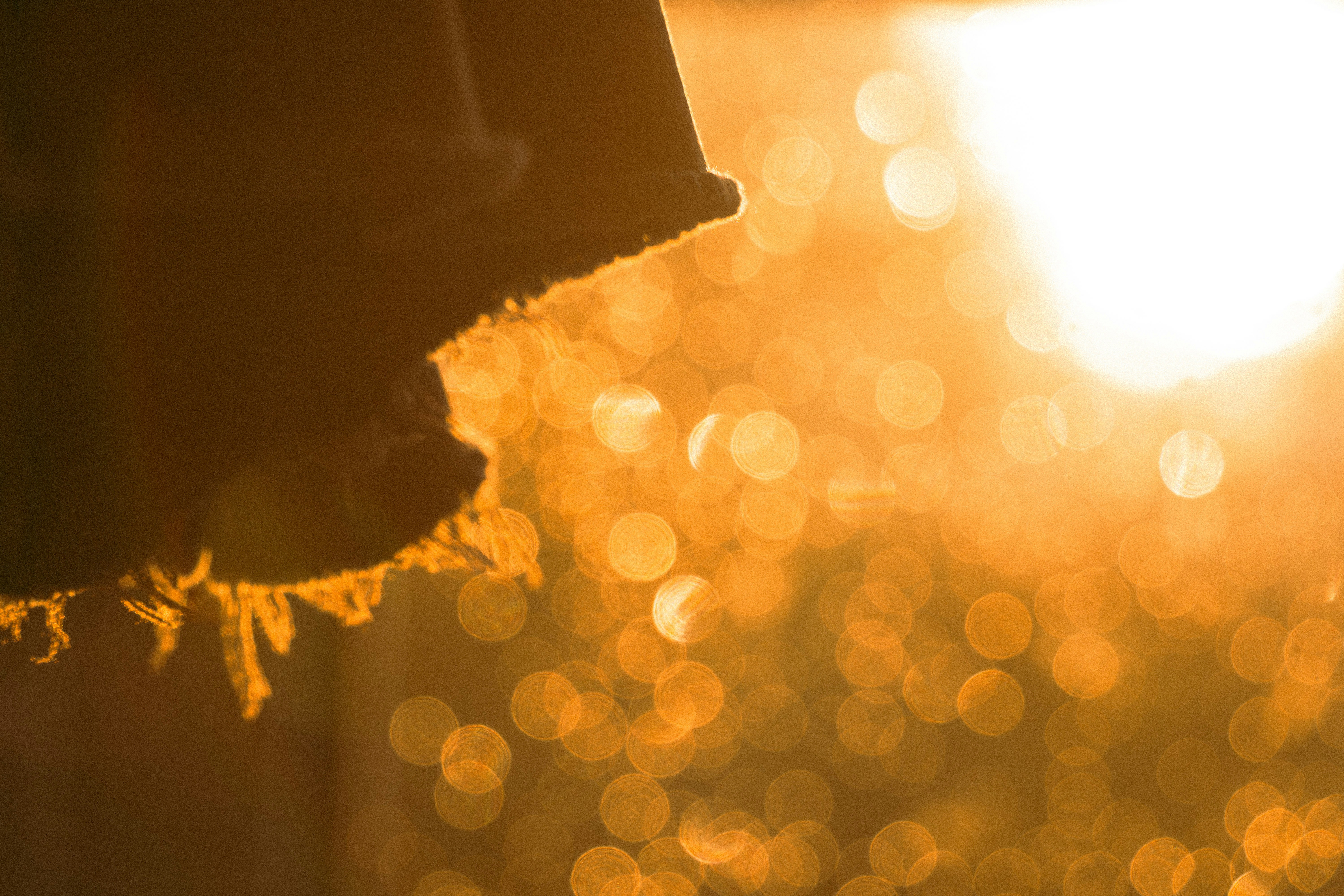 Une silhouette sombre sur un fond lumineux de bokeh doré