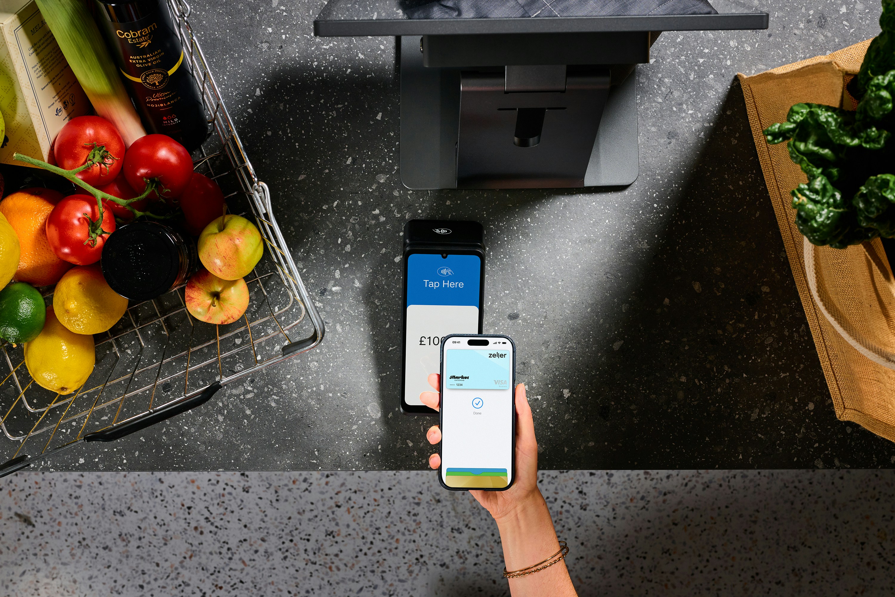 Seseorang yang menggunakan smartphone untuk membayar di terminal tanpa kontak dekat toko bahan makanan