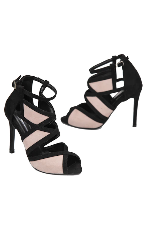 Heels Strappy Hitam