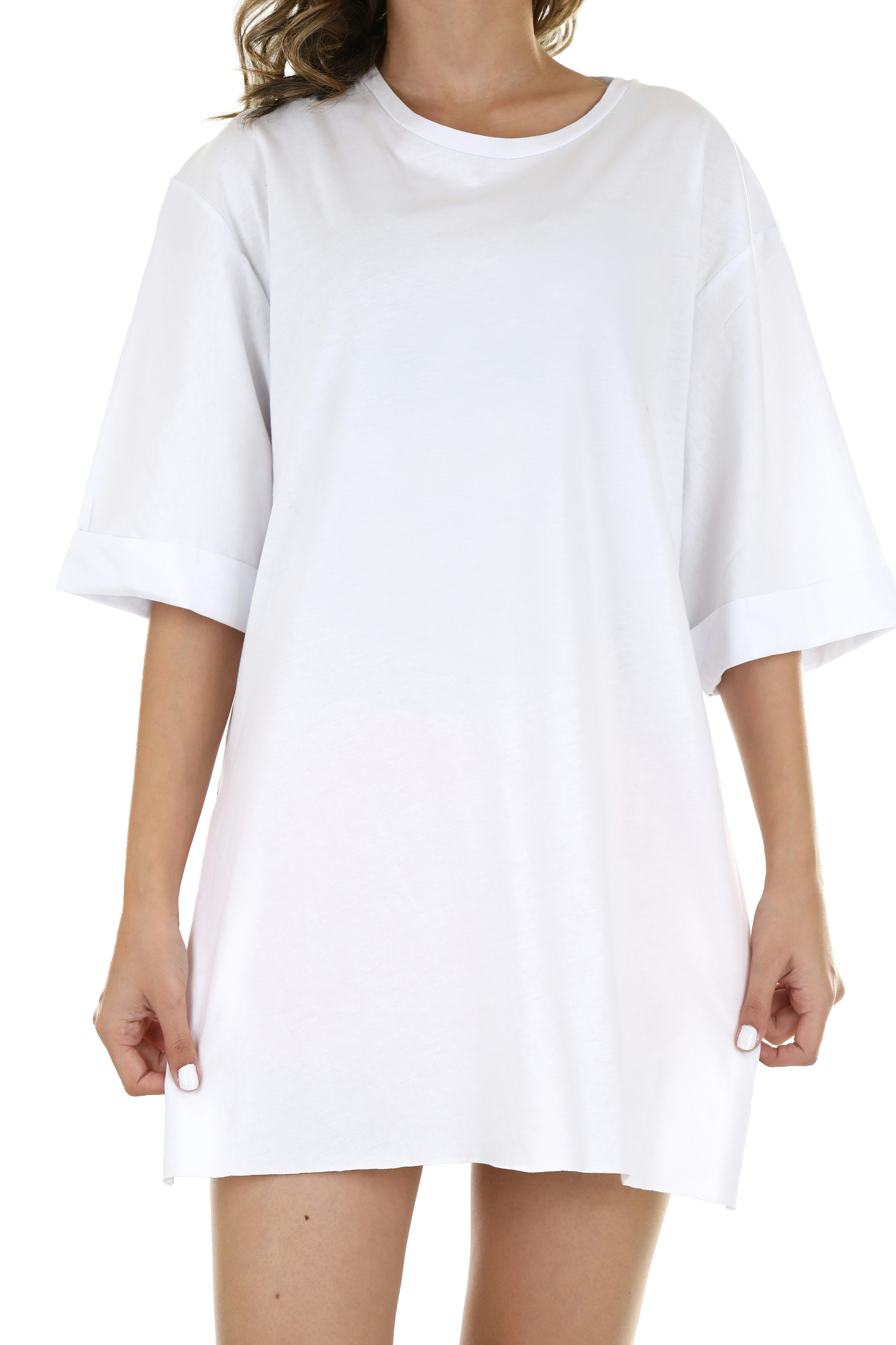 Mujer con camiseta oversize blanca de algodón