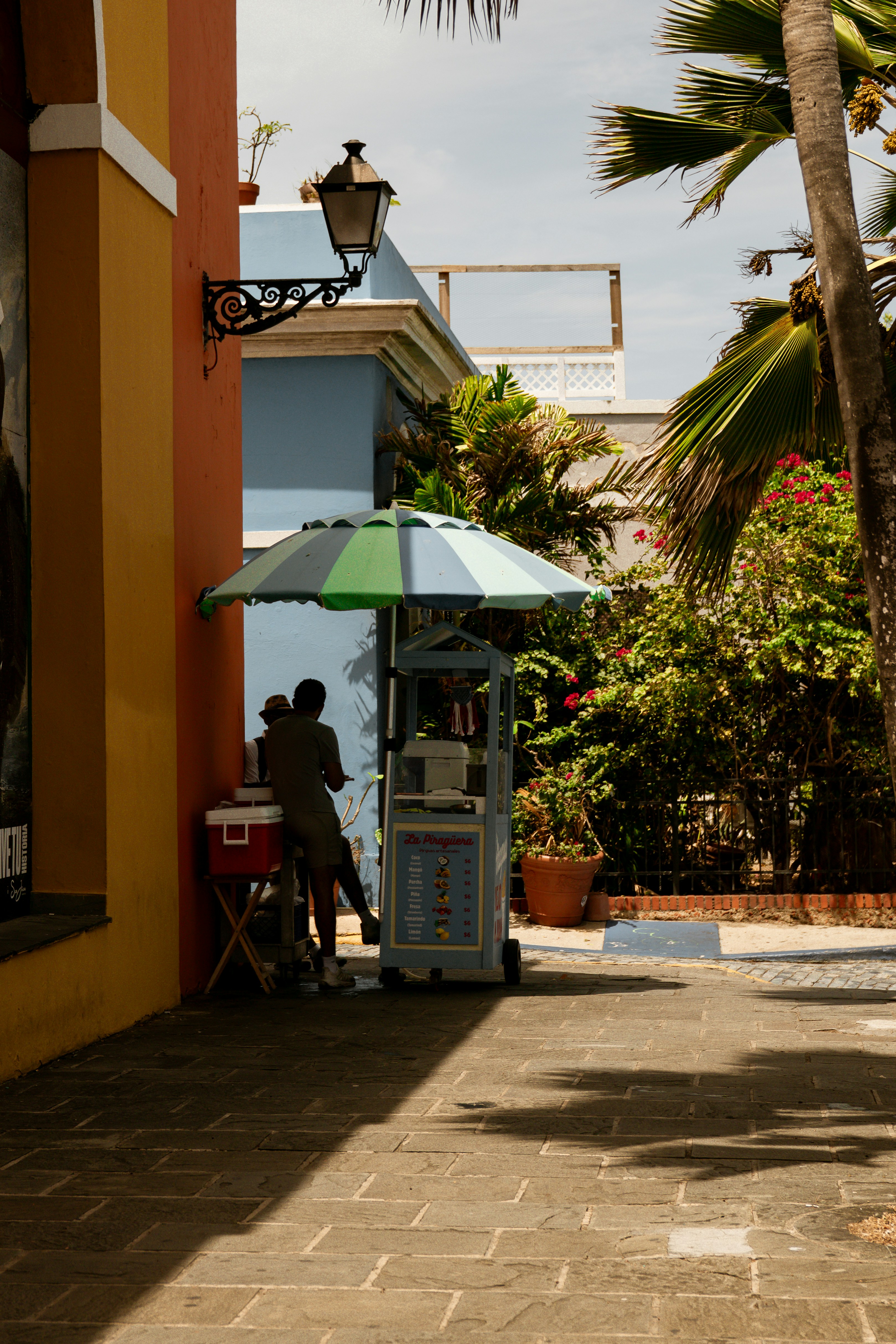 Street food cart in sunny courtyard - Free Photo on Unsplash