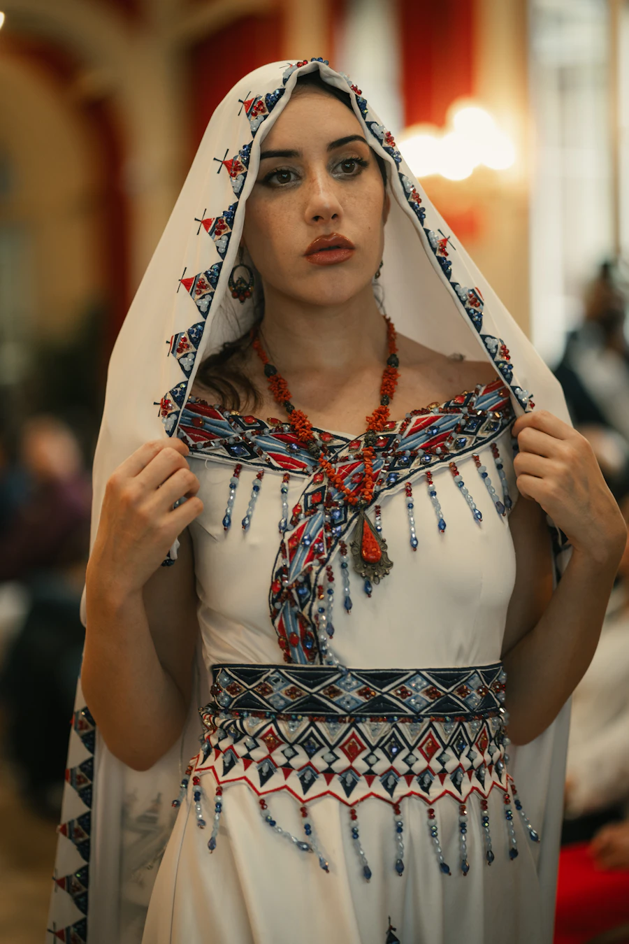 عباية سكّرية بتطريز أحمر