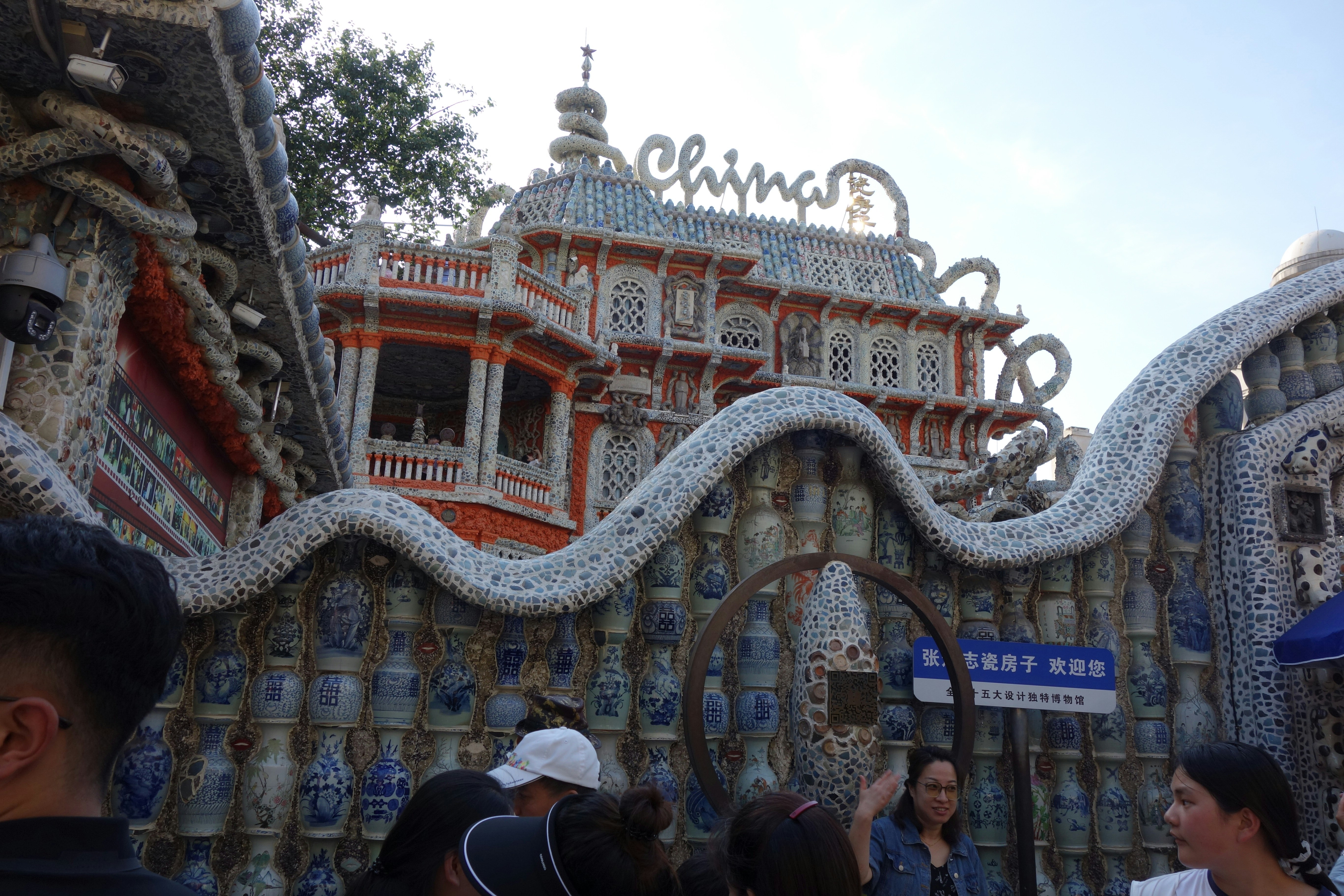 O museu China House em Tianjin coberto por fragmentos de porcelana azul e branca