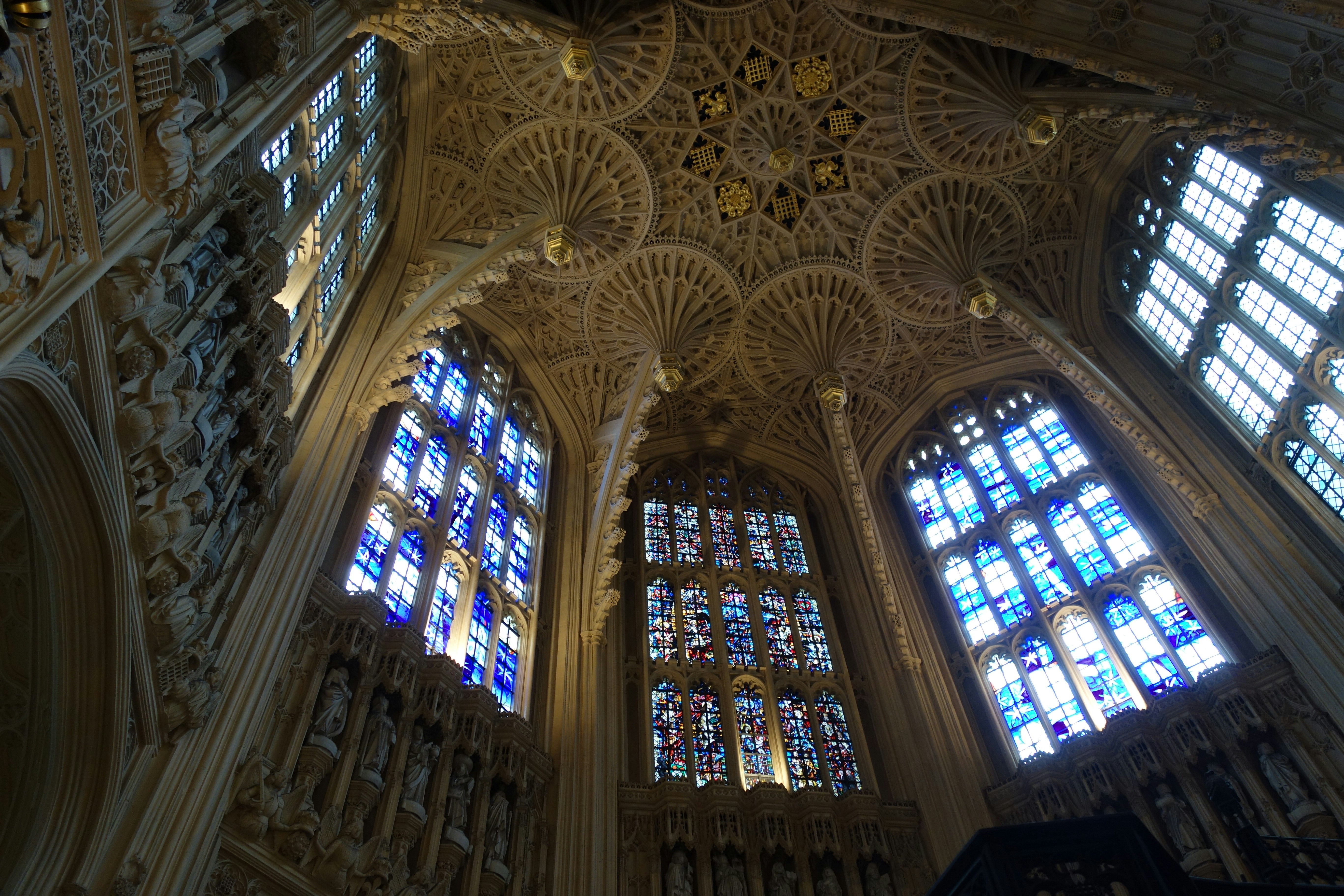 Teto abóbado em leque intrincado e vitrais dentro da Abadia de Westminster, em Londres