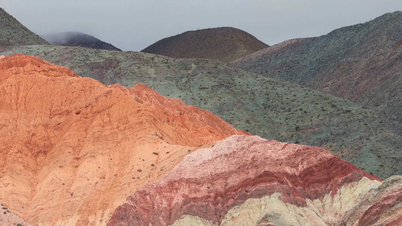 Farbig gebänderter Berg Cerro de los Siete Colores über dem Dorf Purmamarca