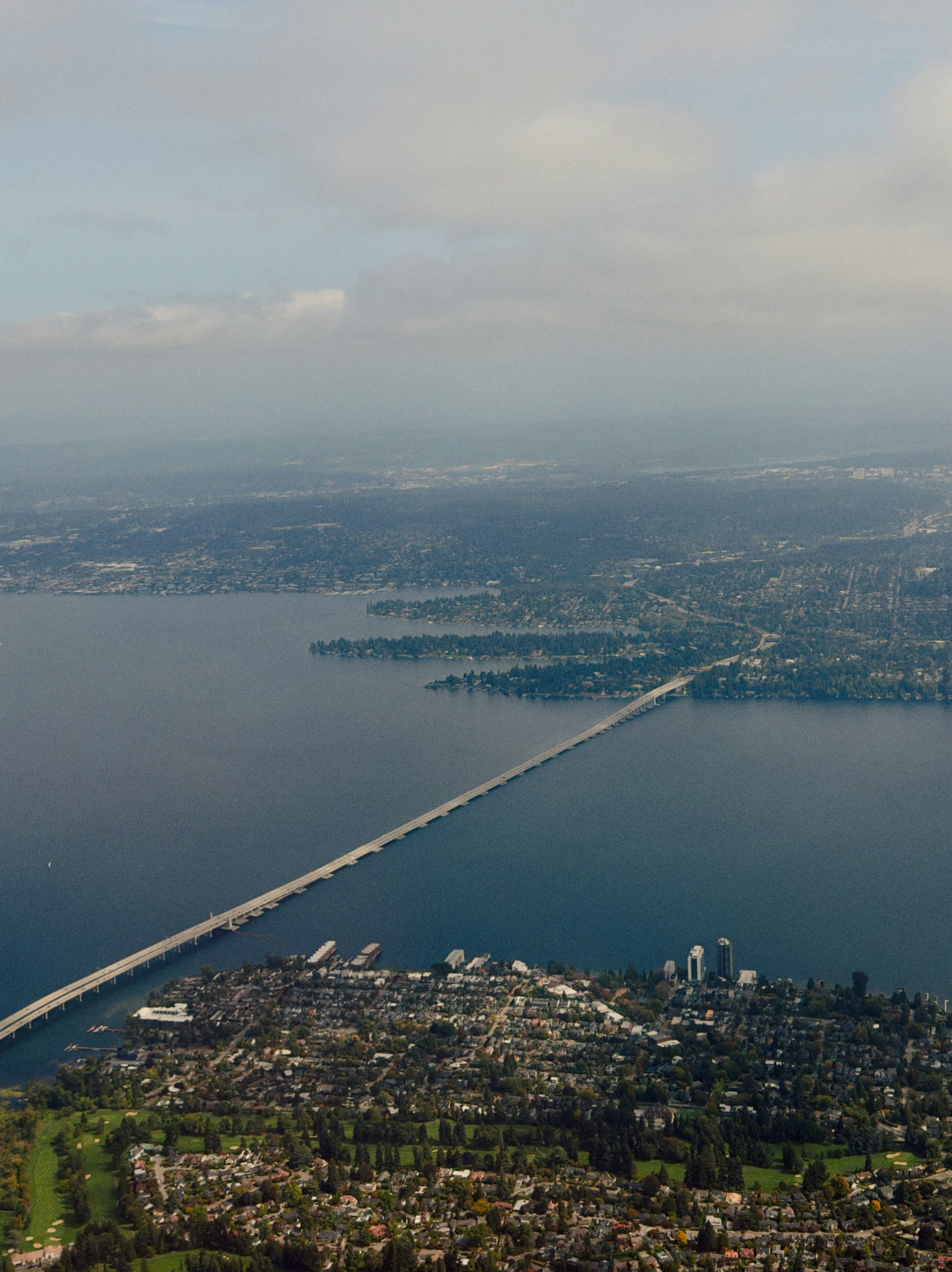 Vue aérienne d’un long pont enjamber un grand lac près d’une ville