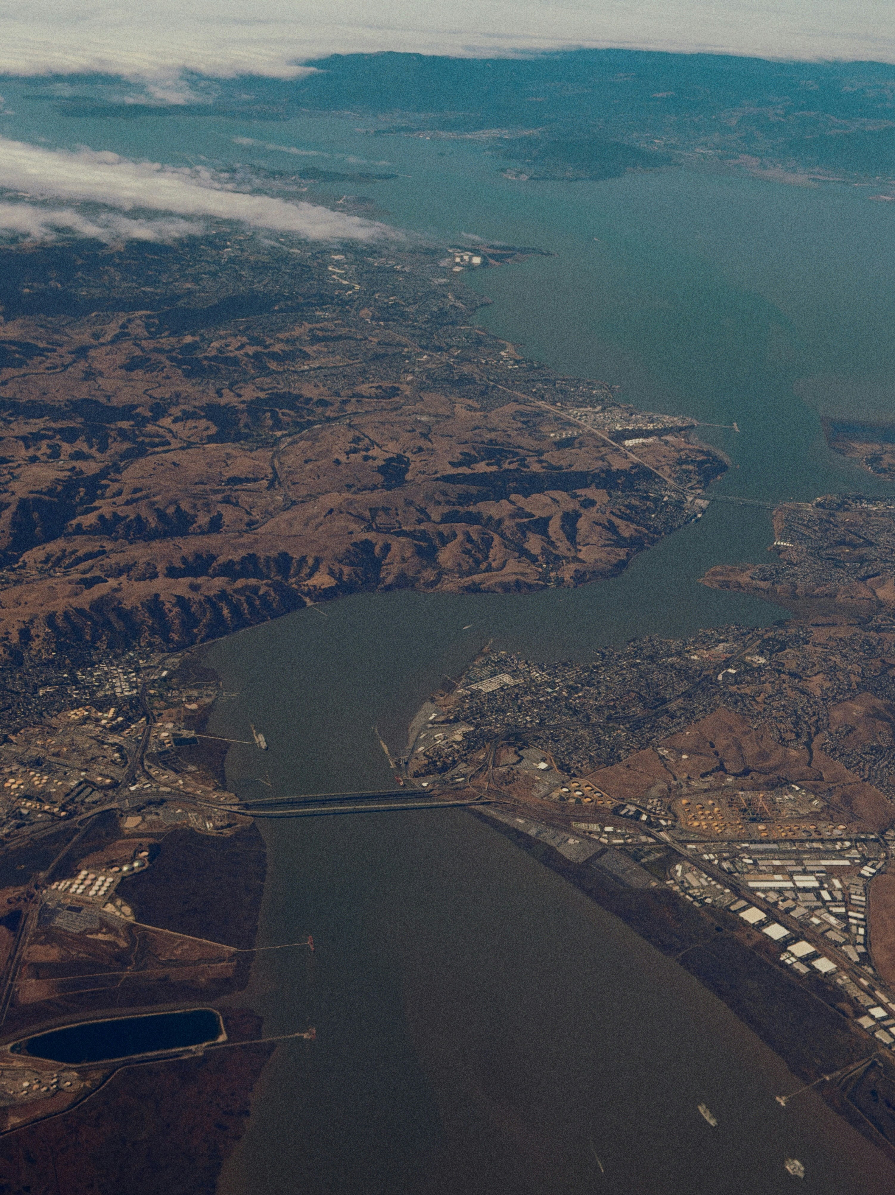 Vue aérienne du détroit de Carquinez et des collines environnantes en Californie