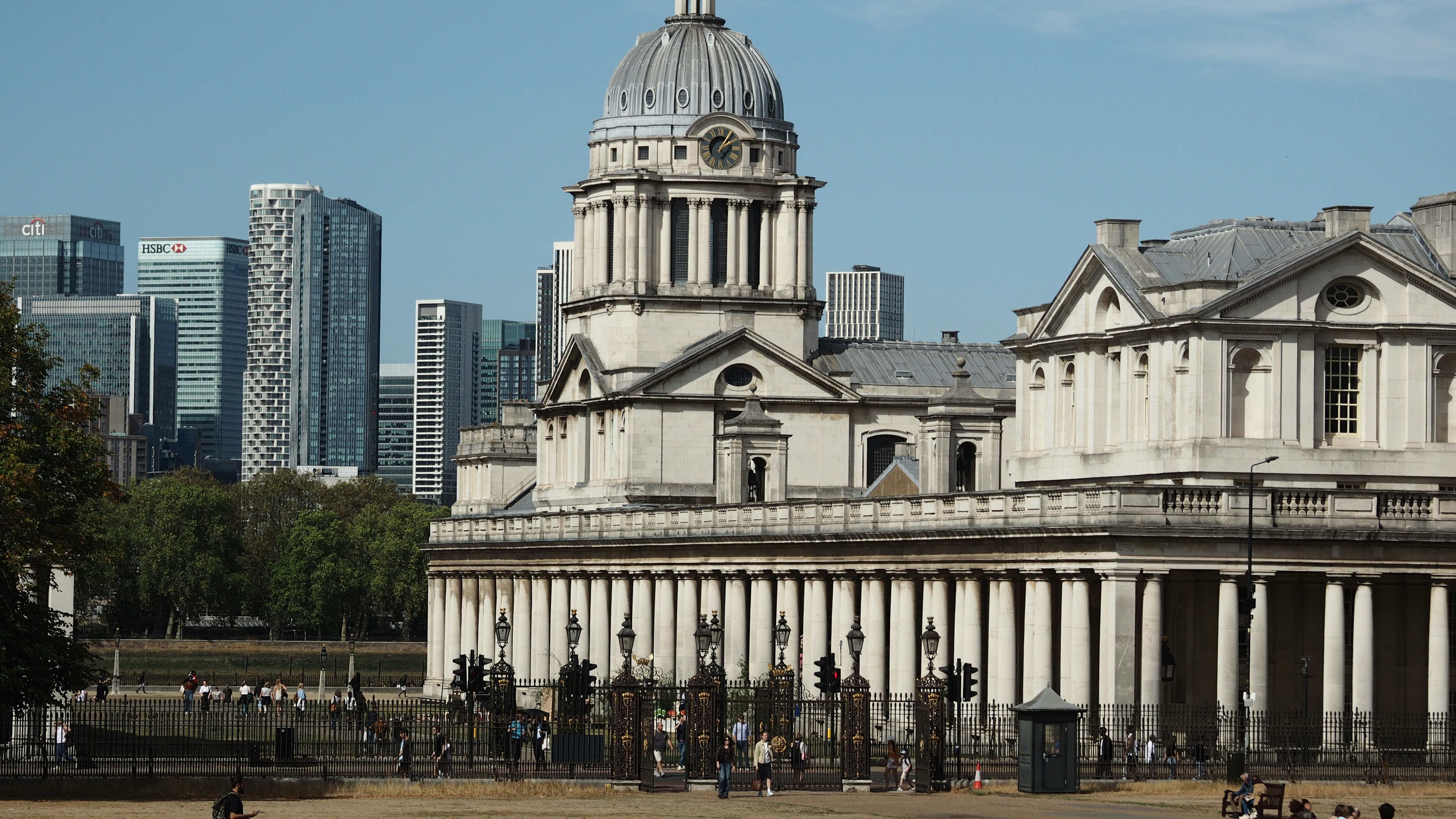 Il vecchio Royal Naval College di Londra con lo skyline di Canary Wharf dietro