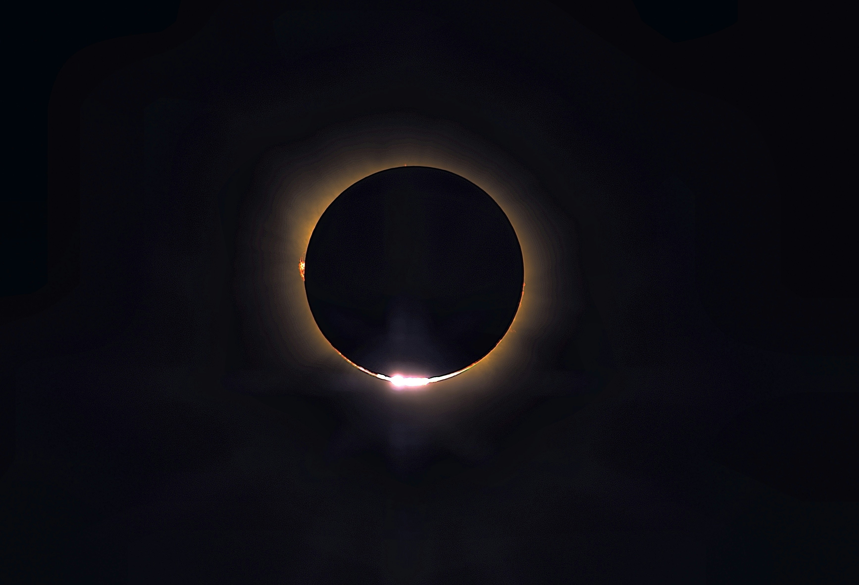 Anillo de diamante saliendo de la totalidad