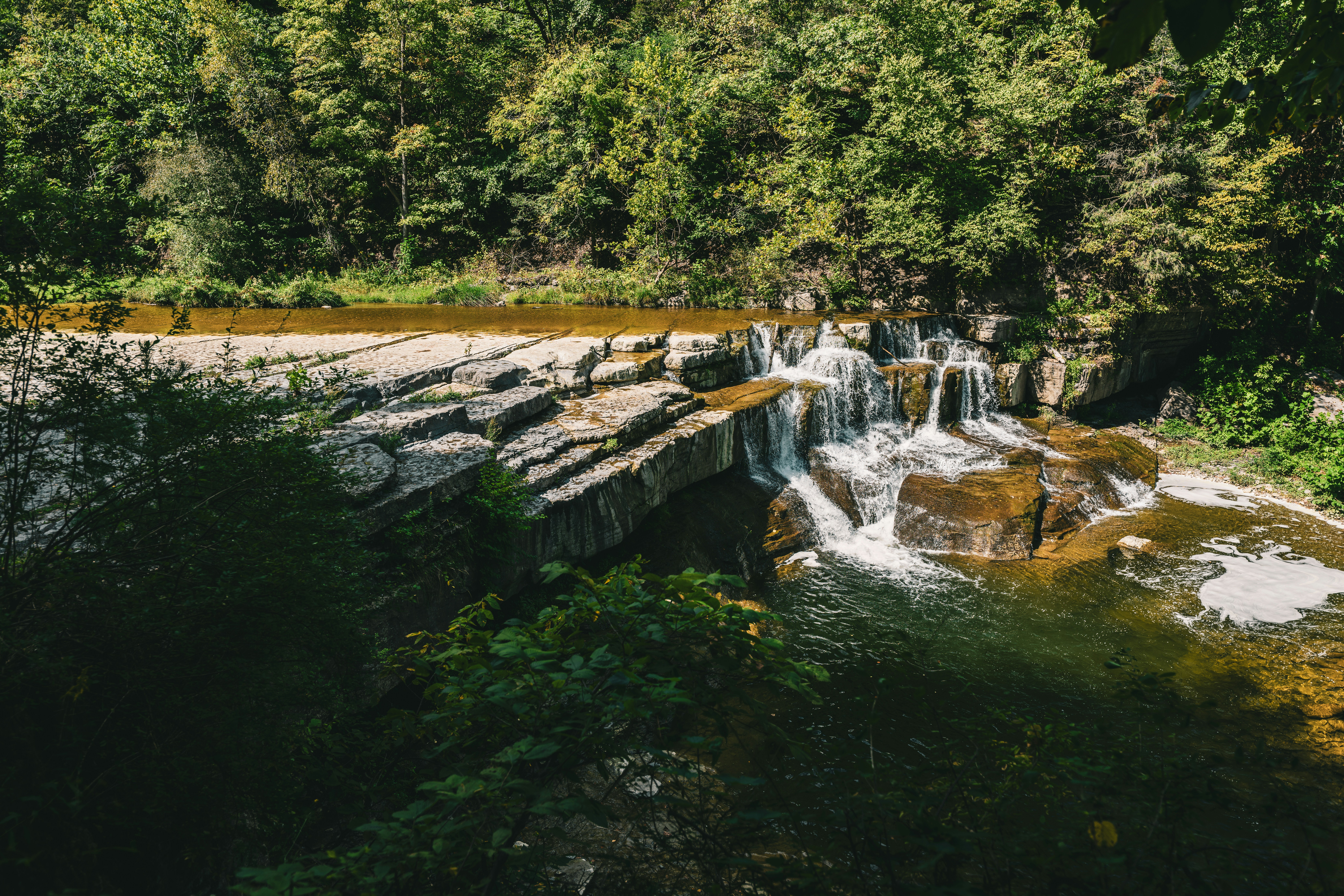 Cascade d’eau sur des roches calcaires - Photo gratuite sur Unsplash
