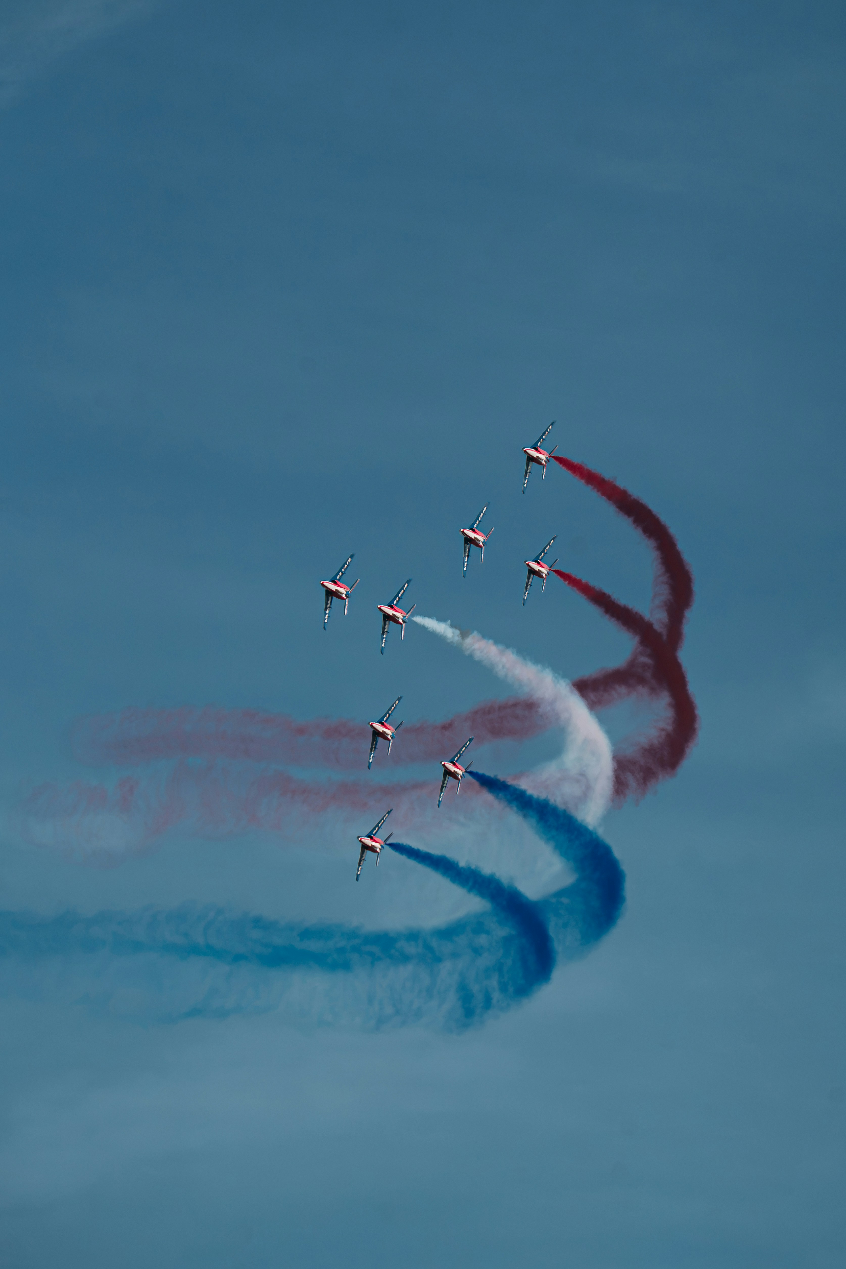 Sieben Kampfjets flogen in Formation und hinterließen rote, weiße und blaue Rauchspuren
