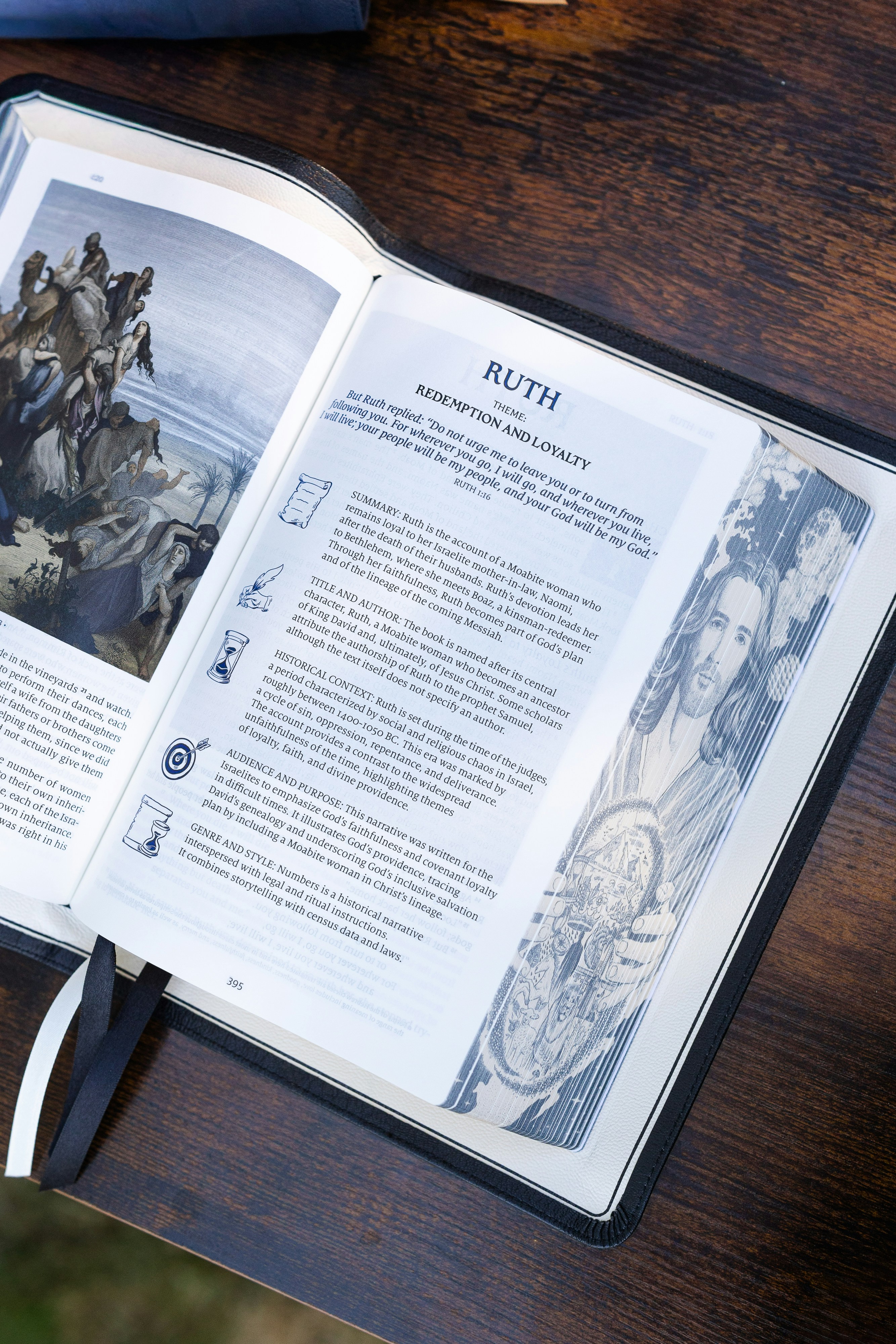 Un libro aperto di Rut con illustrazioni e testi su un tavolo di legno