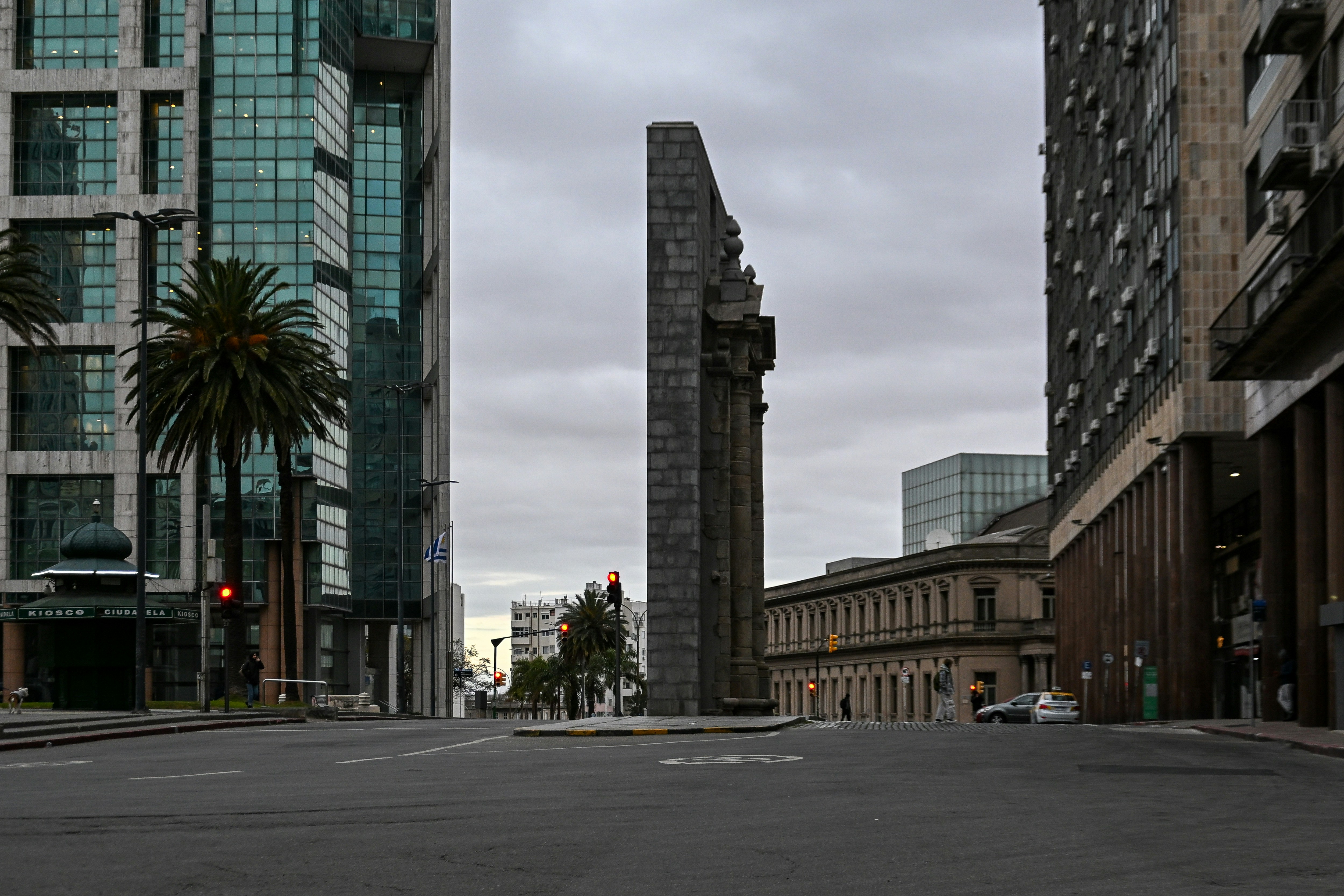 La porte Ciudadela se dresse entre des bâtiments modernes en verre et l’architecture historique de Montevideo