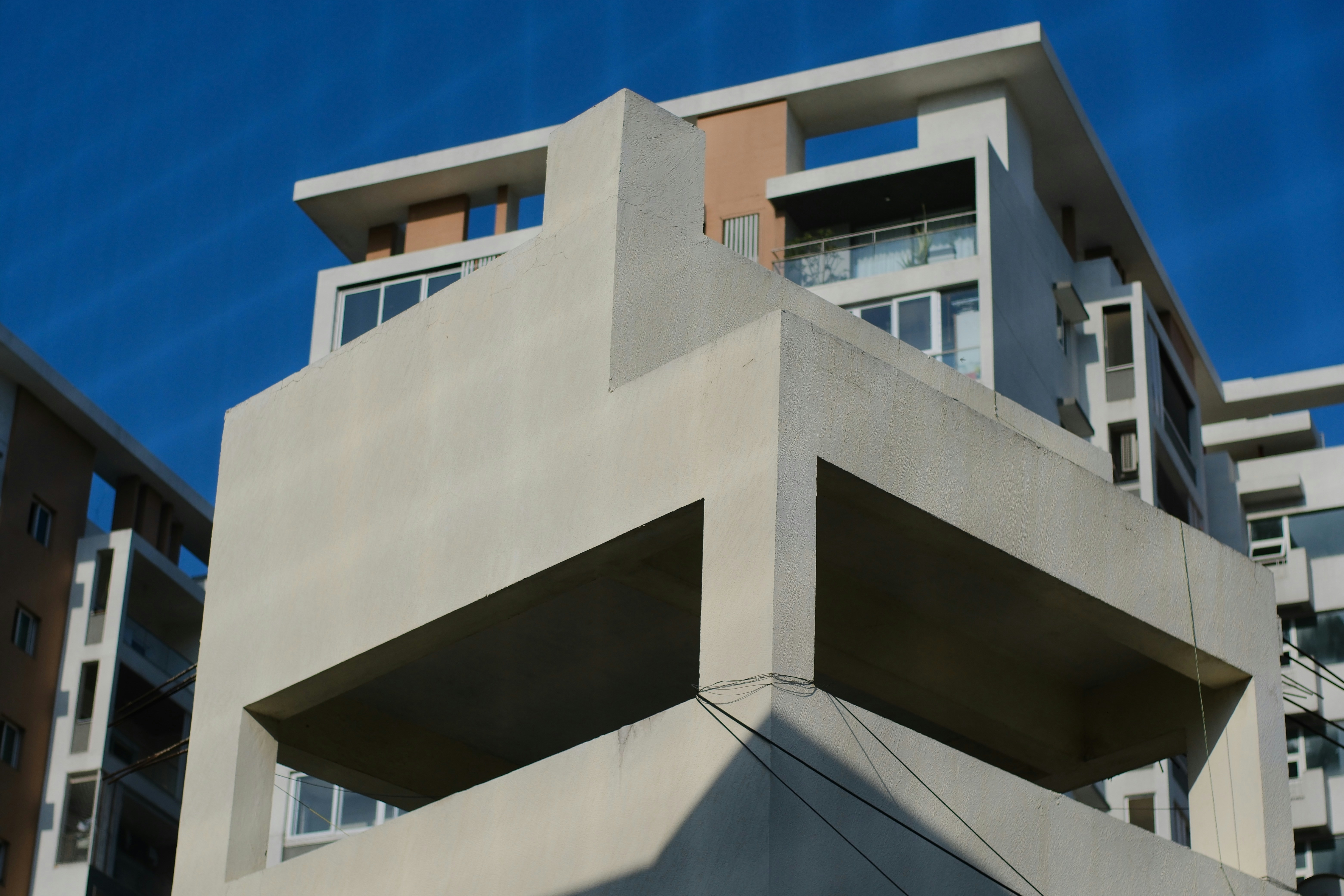 Beton cephede gölge ve ışık