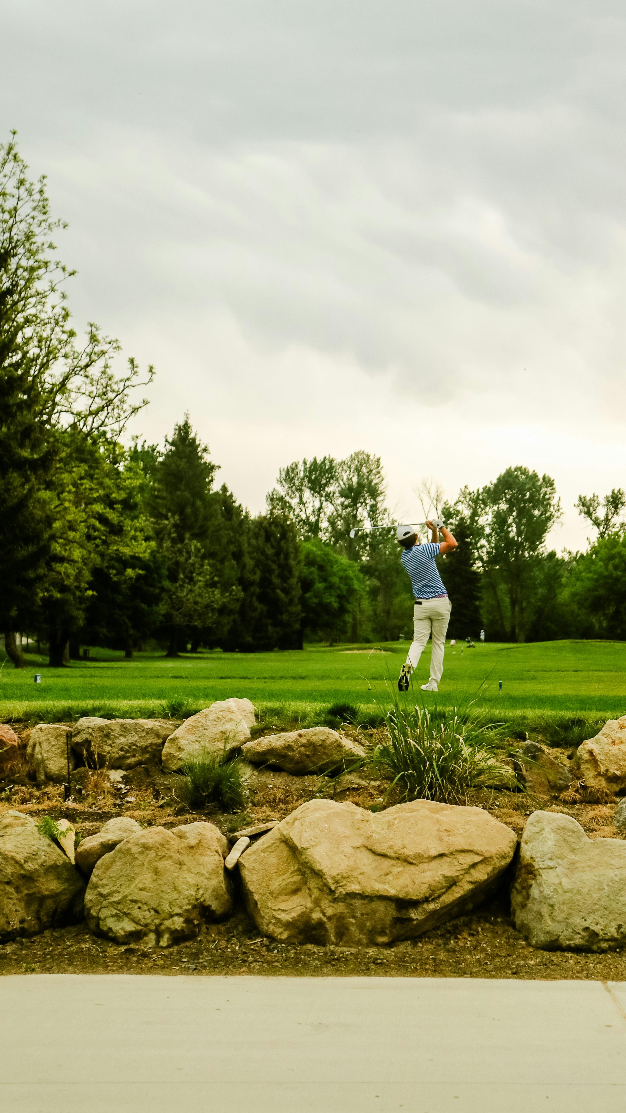 Golfer swinging club on green course - Free Photo on Unsplash
