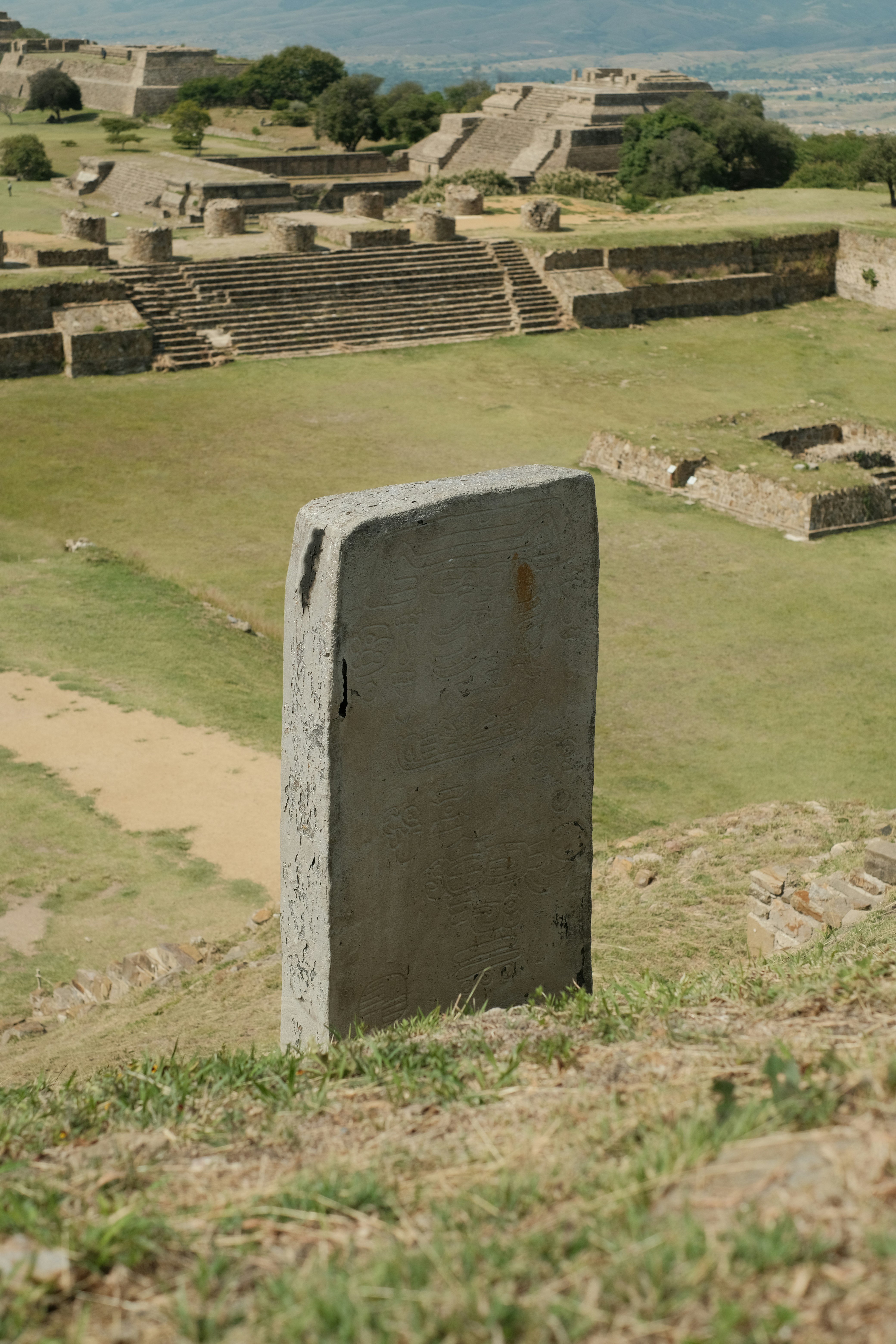 Una estela de piedra tallada que domina las antiguas ruinas de Monte Albán en México