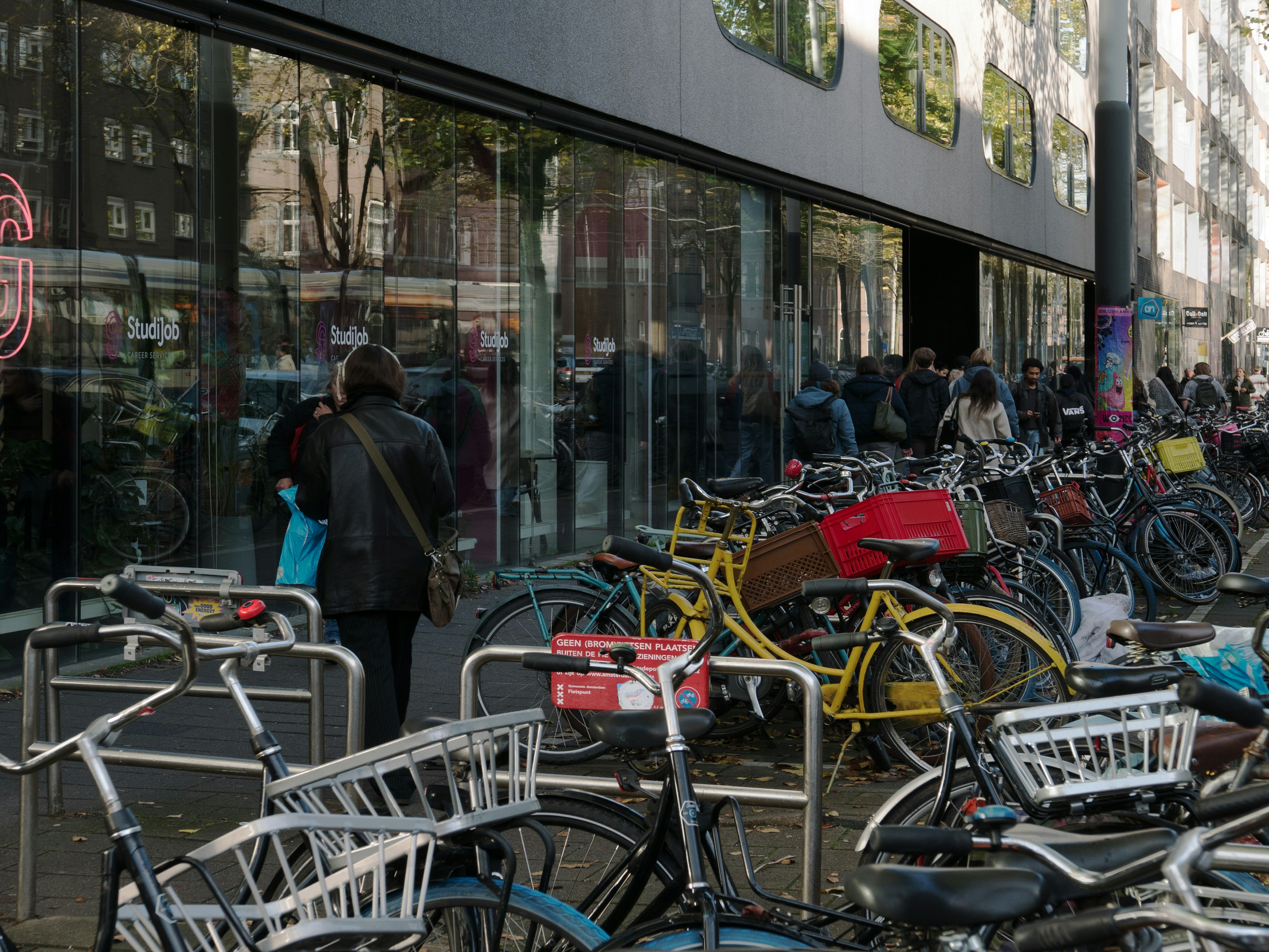 Calle de una ciudad universitaria holandesa con bicicletas aparcadas
