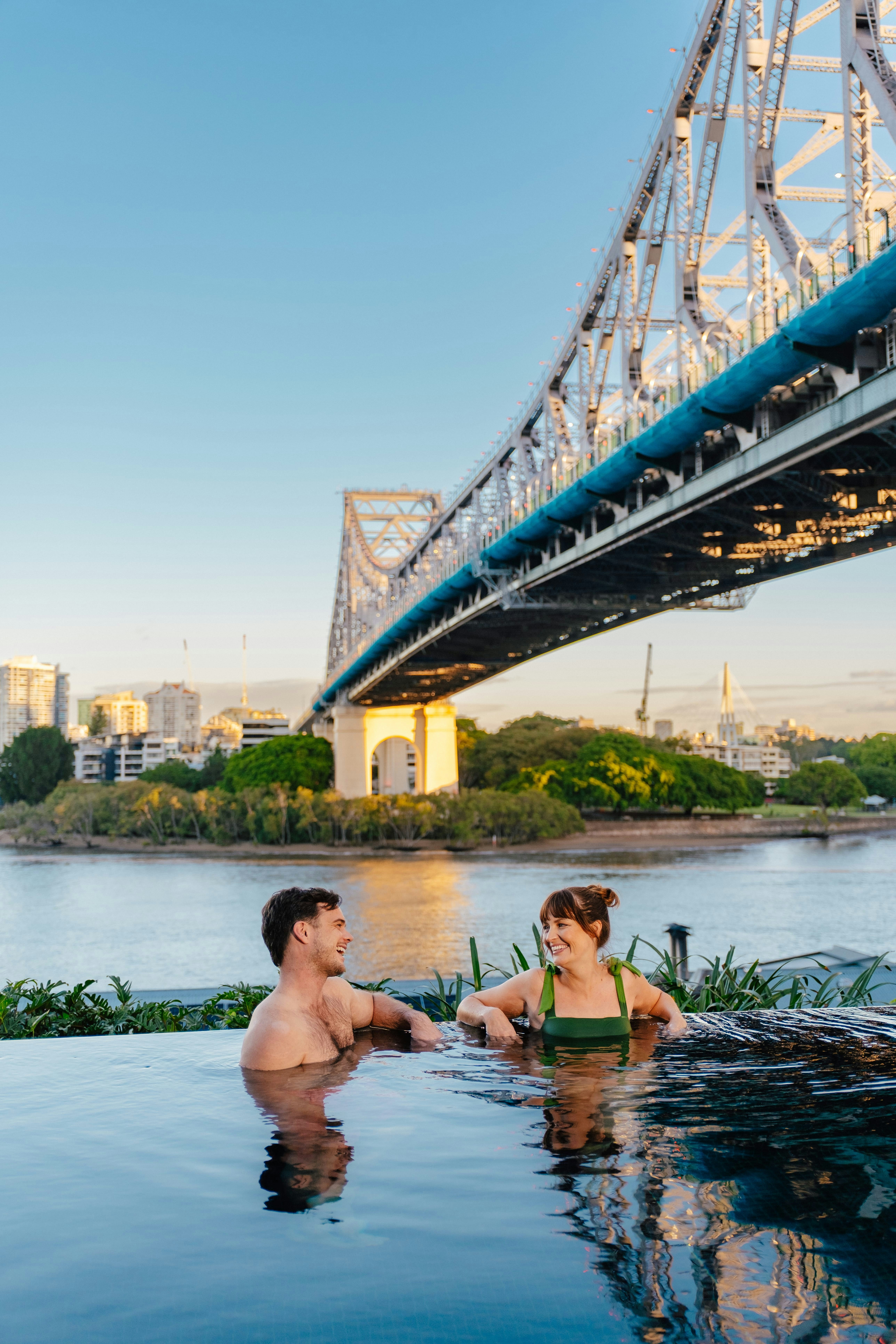 Couple enjpying the views of the Story Bridge and Brisbane River from the infinity rooftop pool - 相关推荐