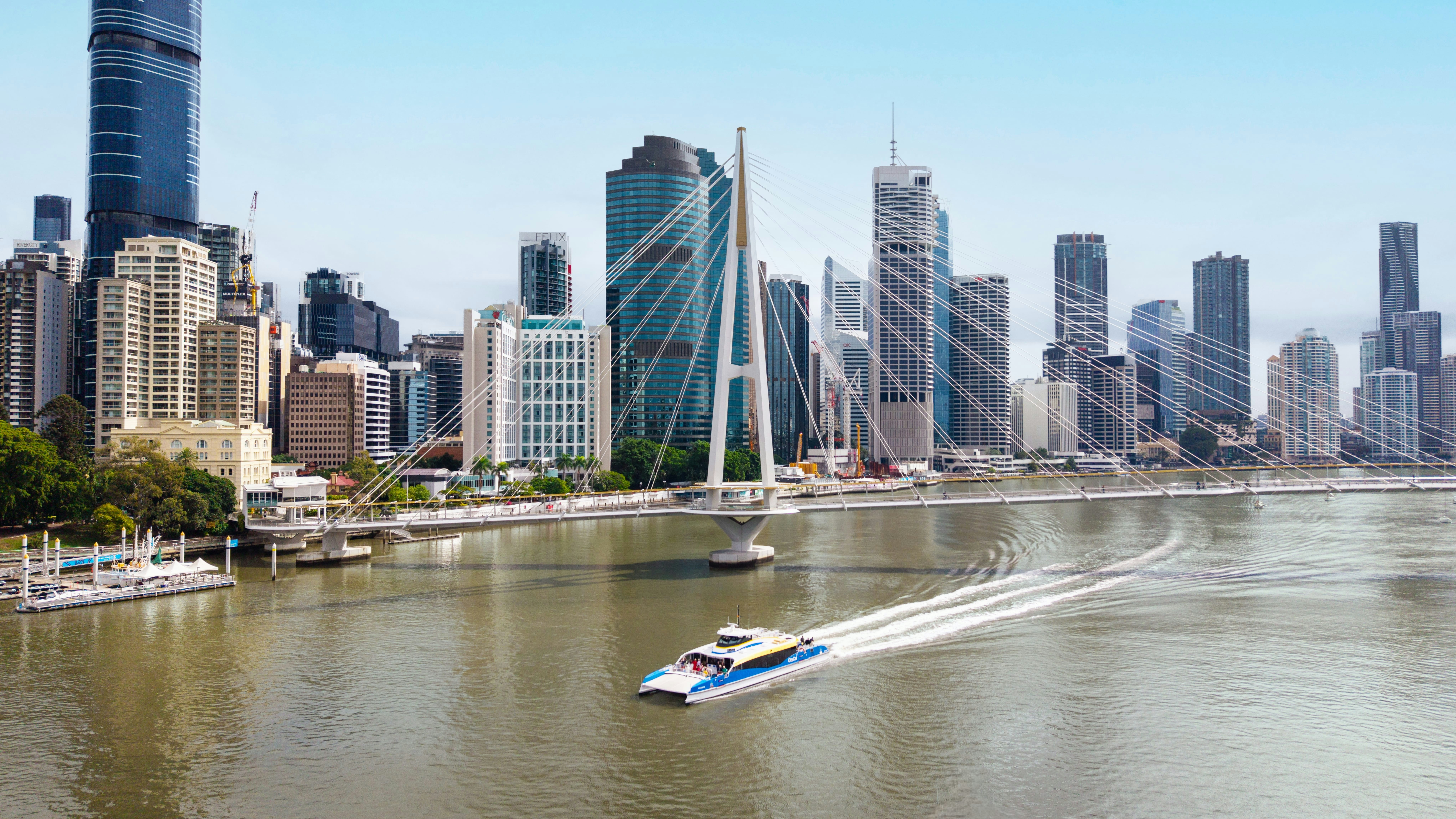 Pedestrian and cyclist bridge connect Brisbane City with Kangaroo Point