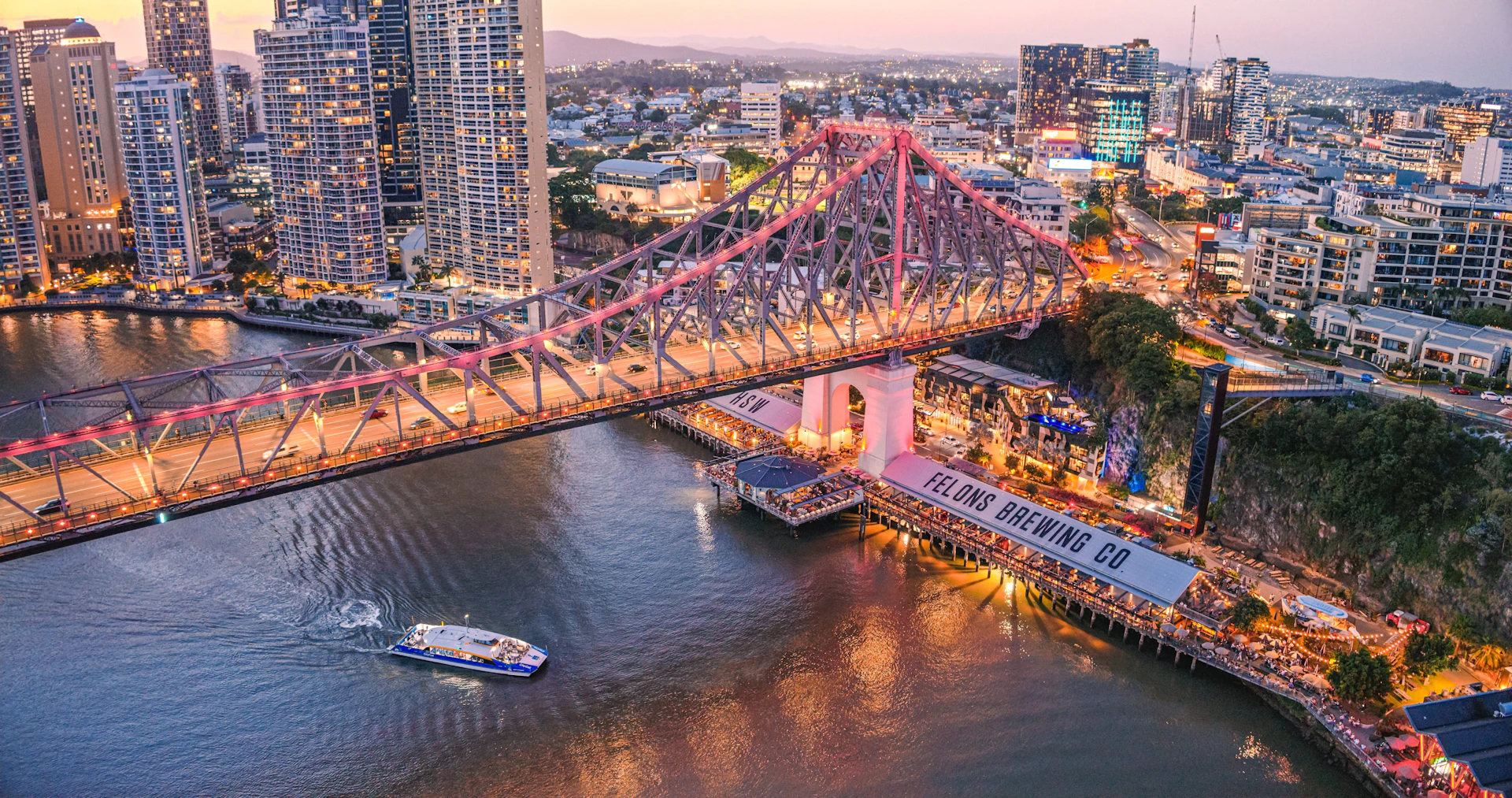 Story Bridge em Brisbane ao anoitecer