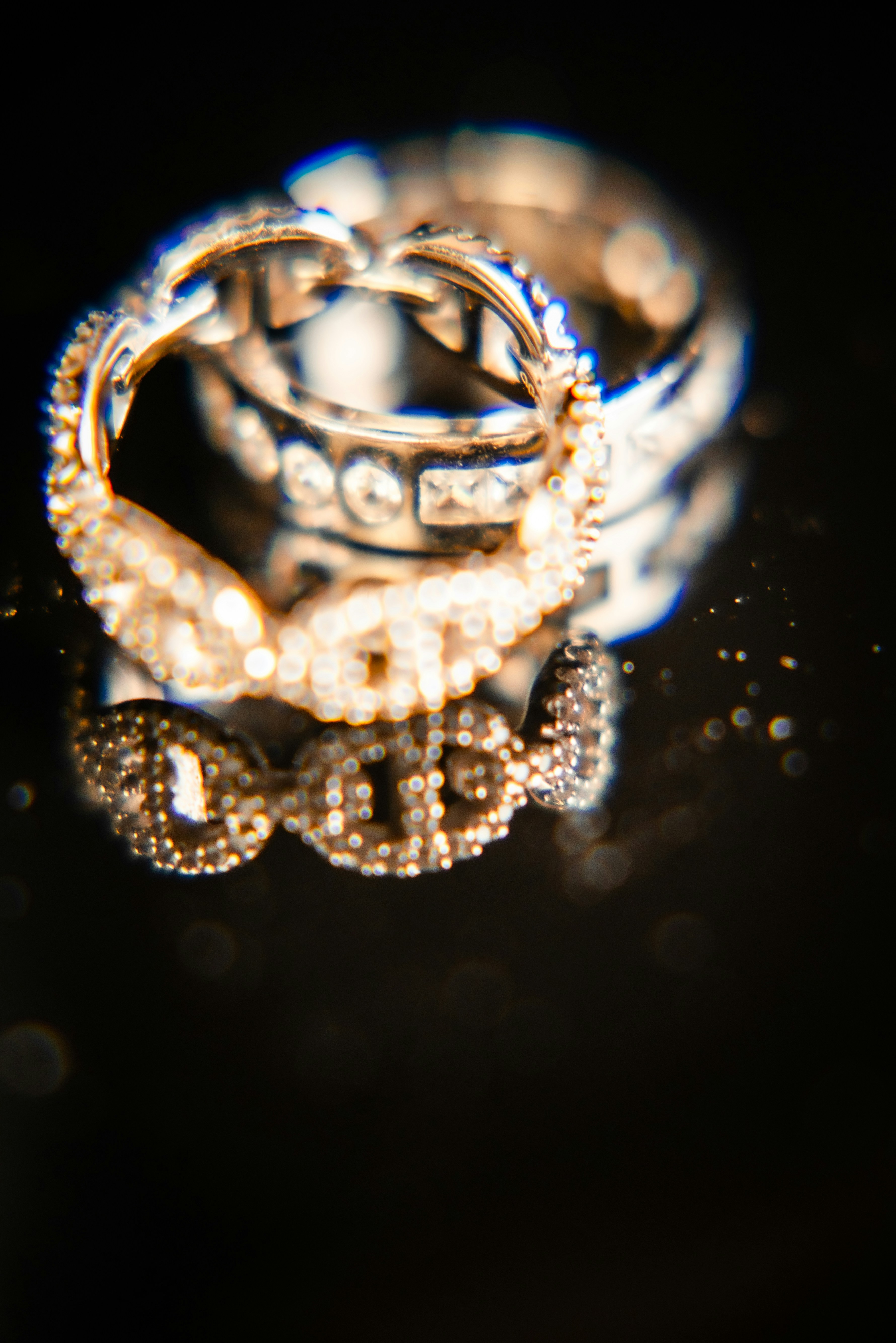 Diamond gold rings with reflection - Free Photo on Unsplash