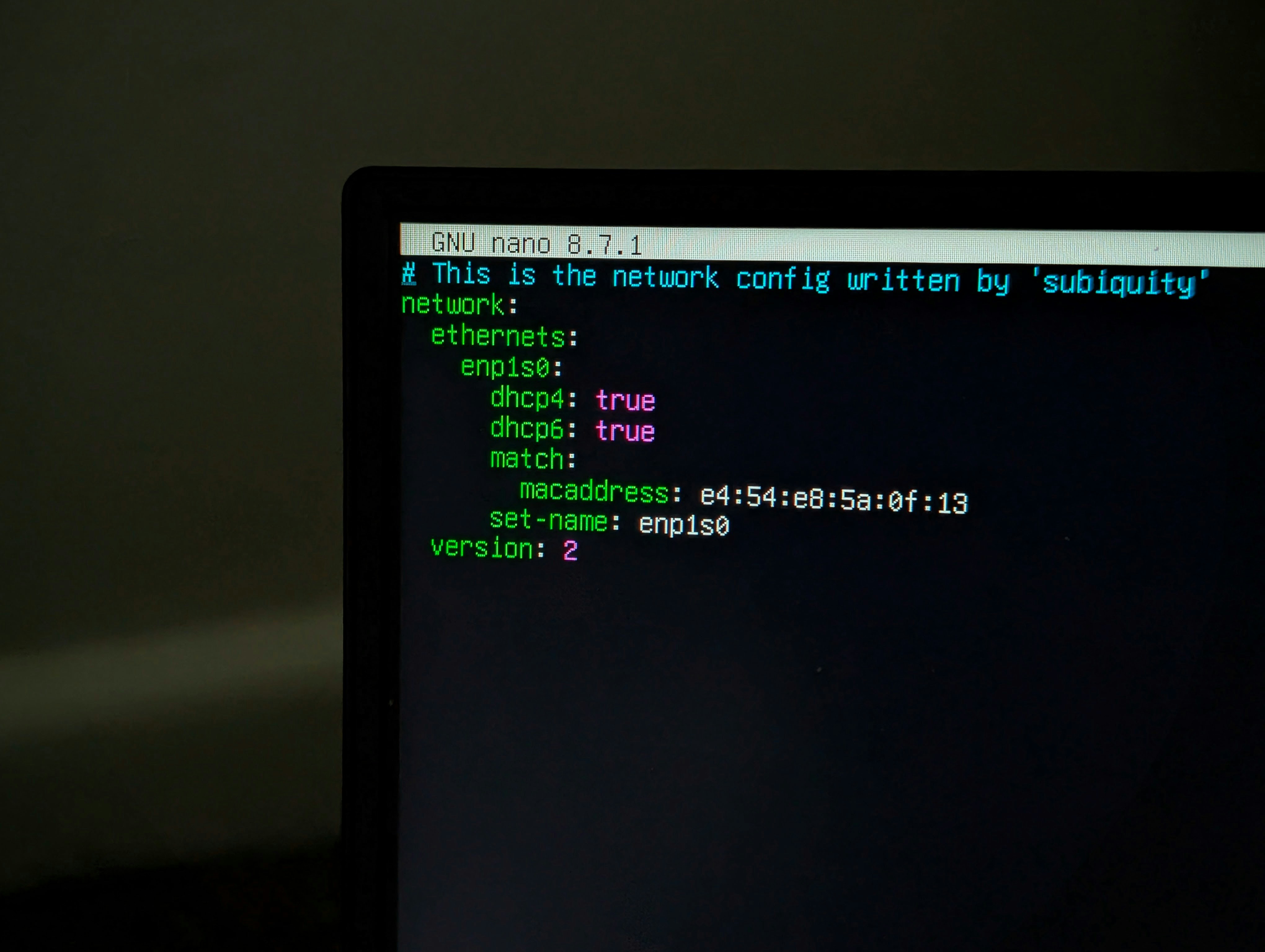 Pantalla de computadora mostrando código de configuración de red en una ventana de terminal, representando una interfaz de línea de comandos para agentes de IA.