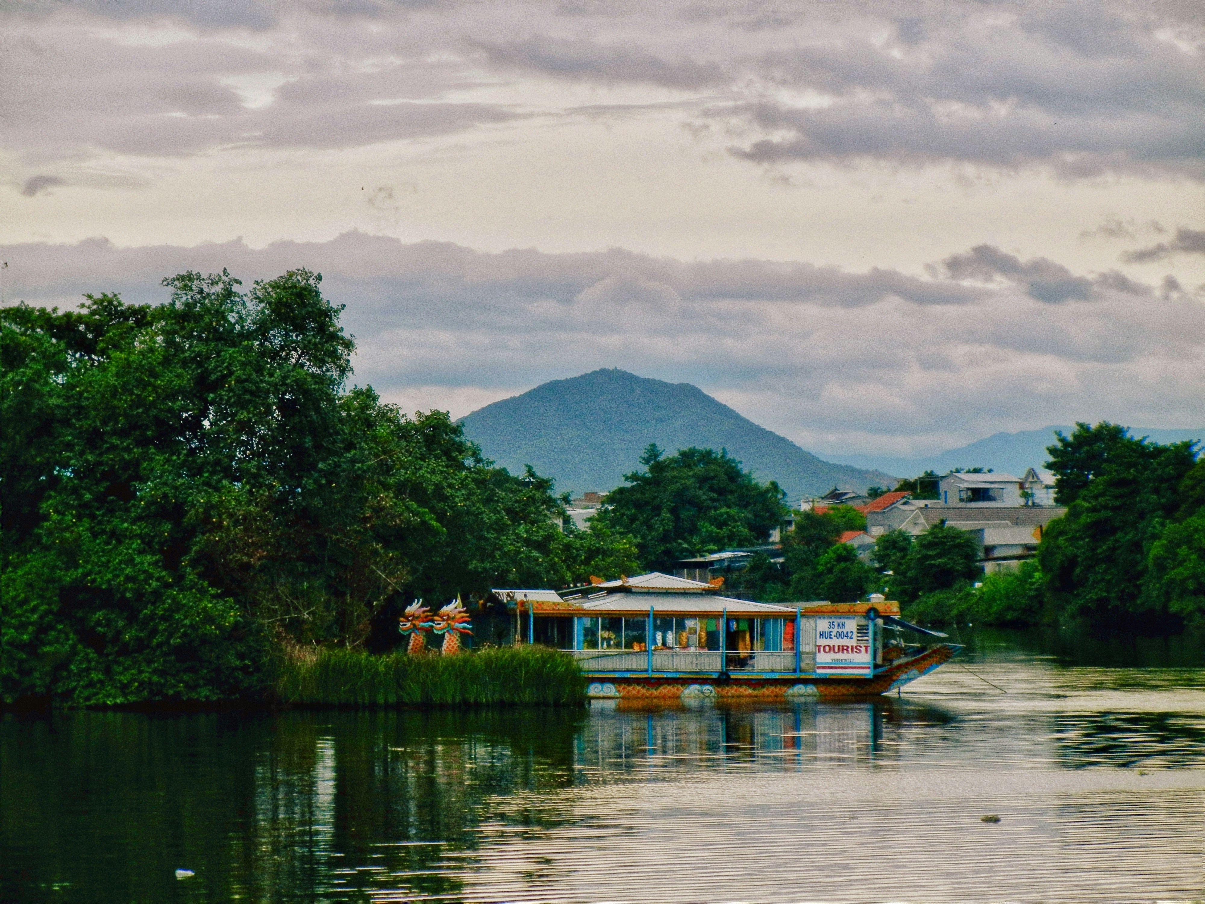 Perahu naga di sungai dengan latar belakang sebuah gunung