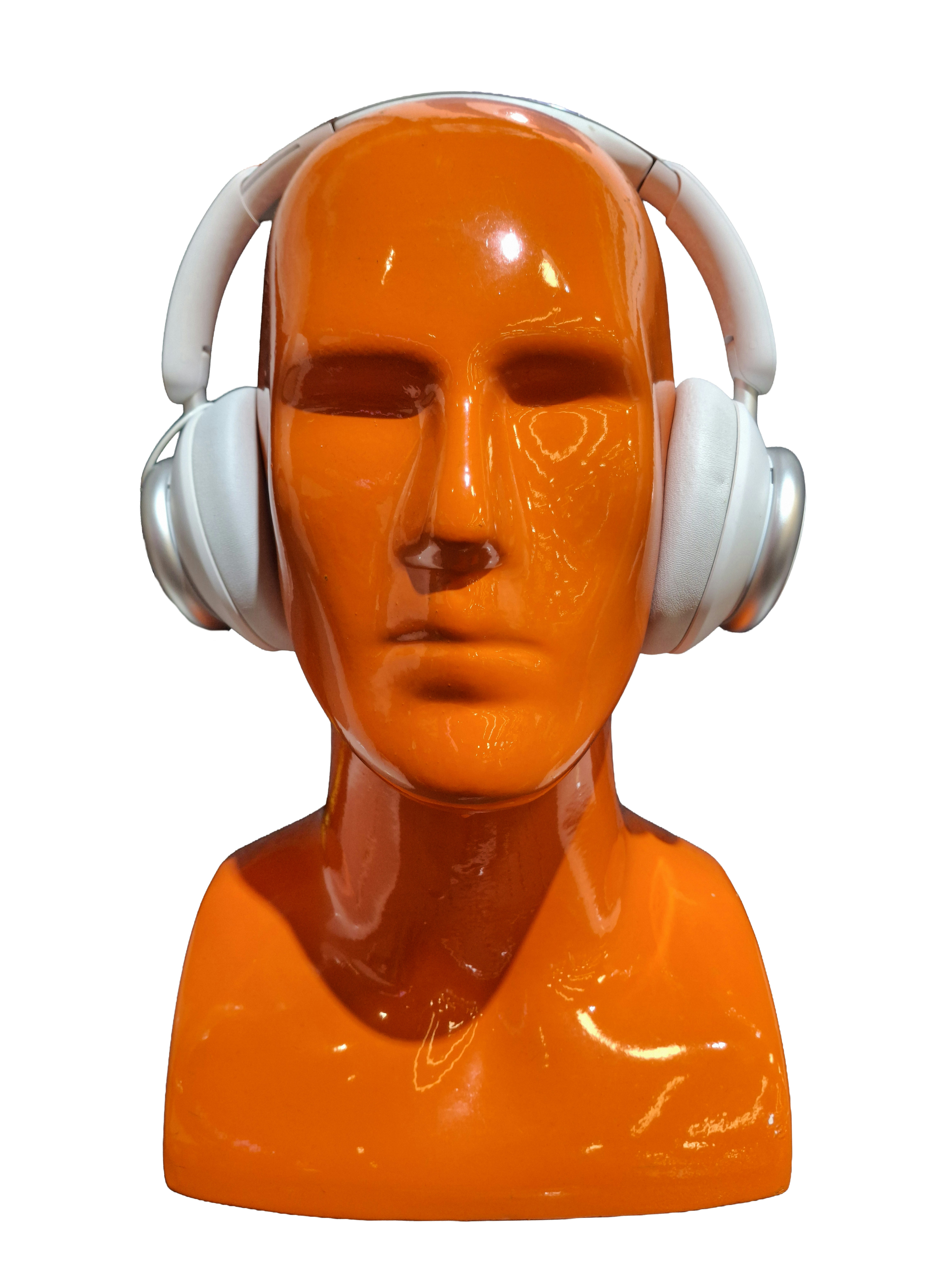 Headphone nirkabel putih yang dikenakan oleh kepala manekin oranye mengilap