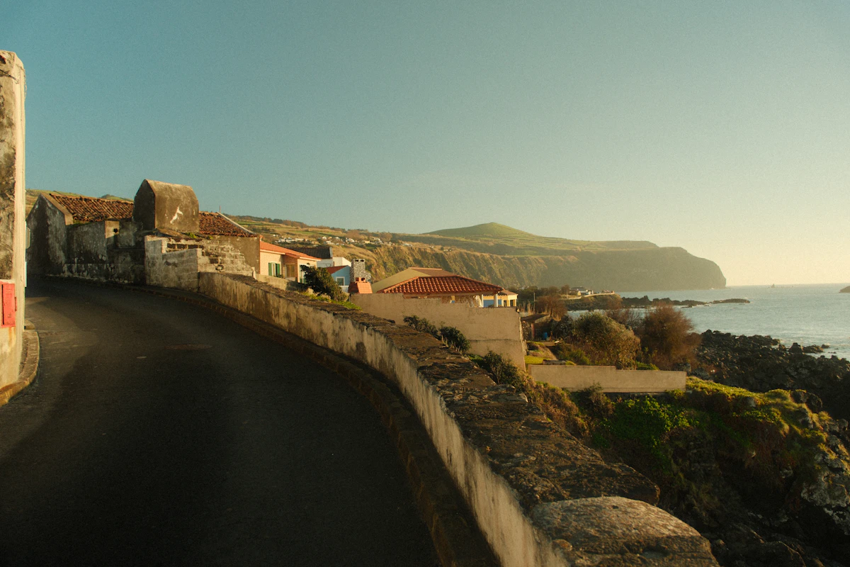 Carretera costera entre muros de piedra sobre una costa rocosa